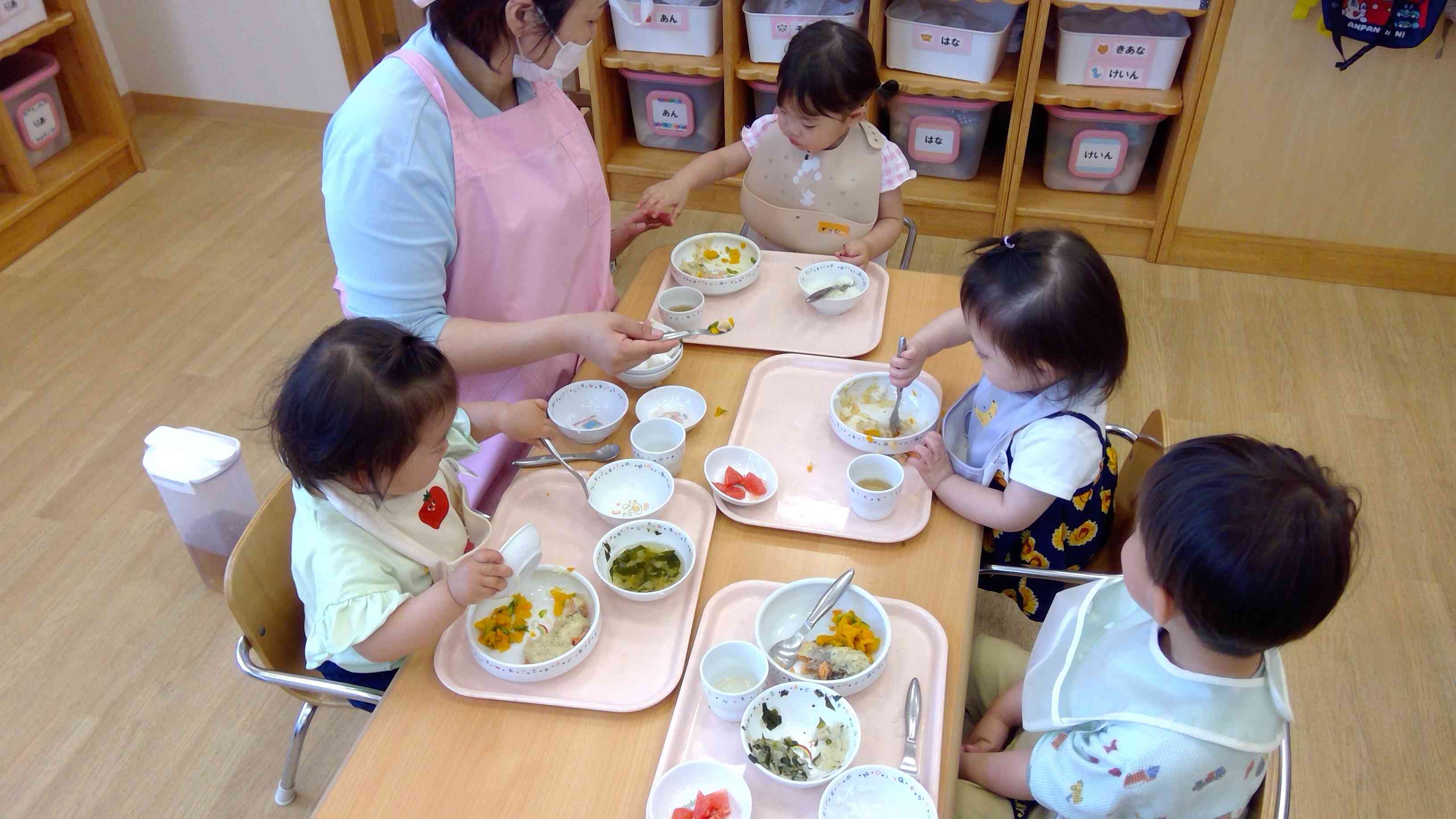 1,2歳縦割りでお給食タイム