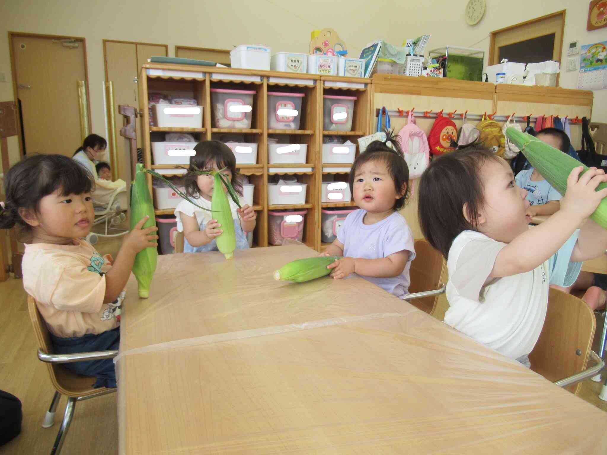 １歳児☆しっかりトウモロコシをもって