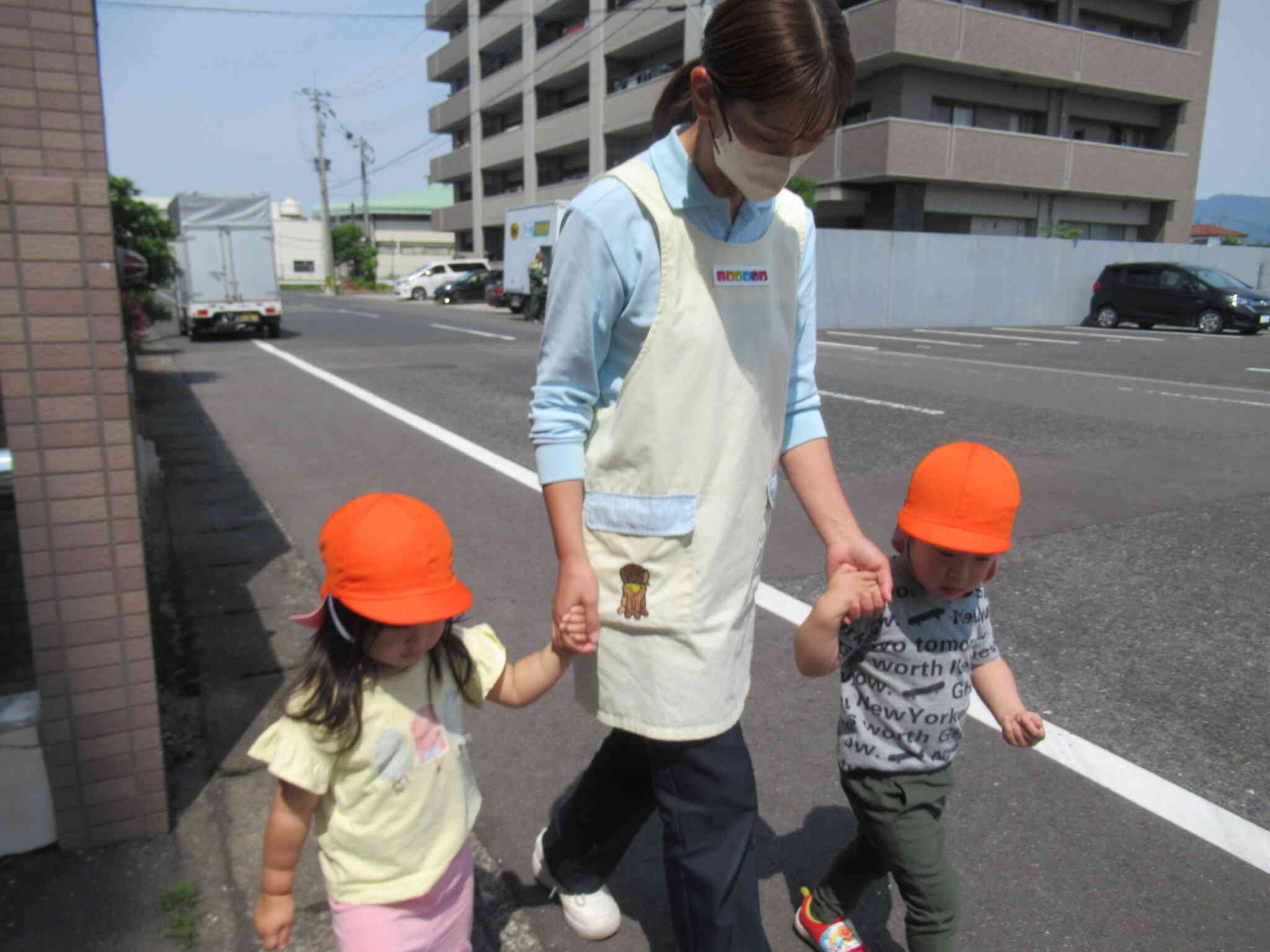 お手て…つないで