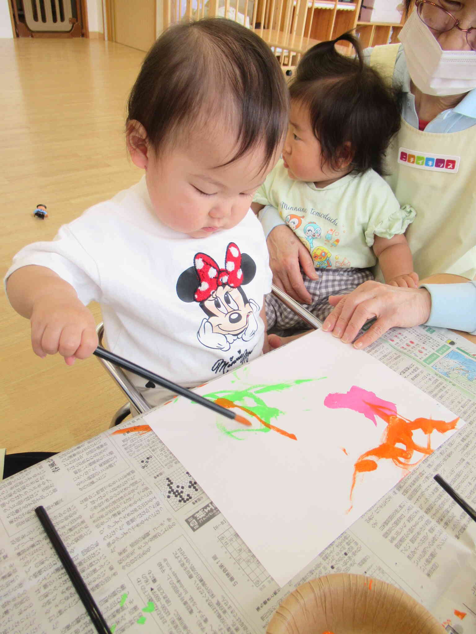 １歳児☆しっかり筆をもって