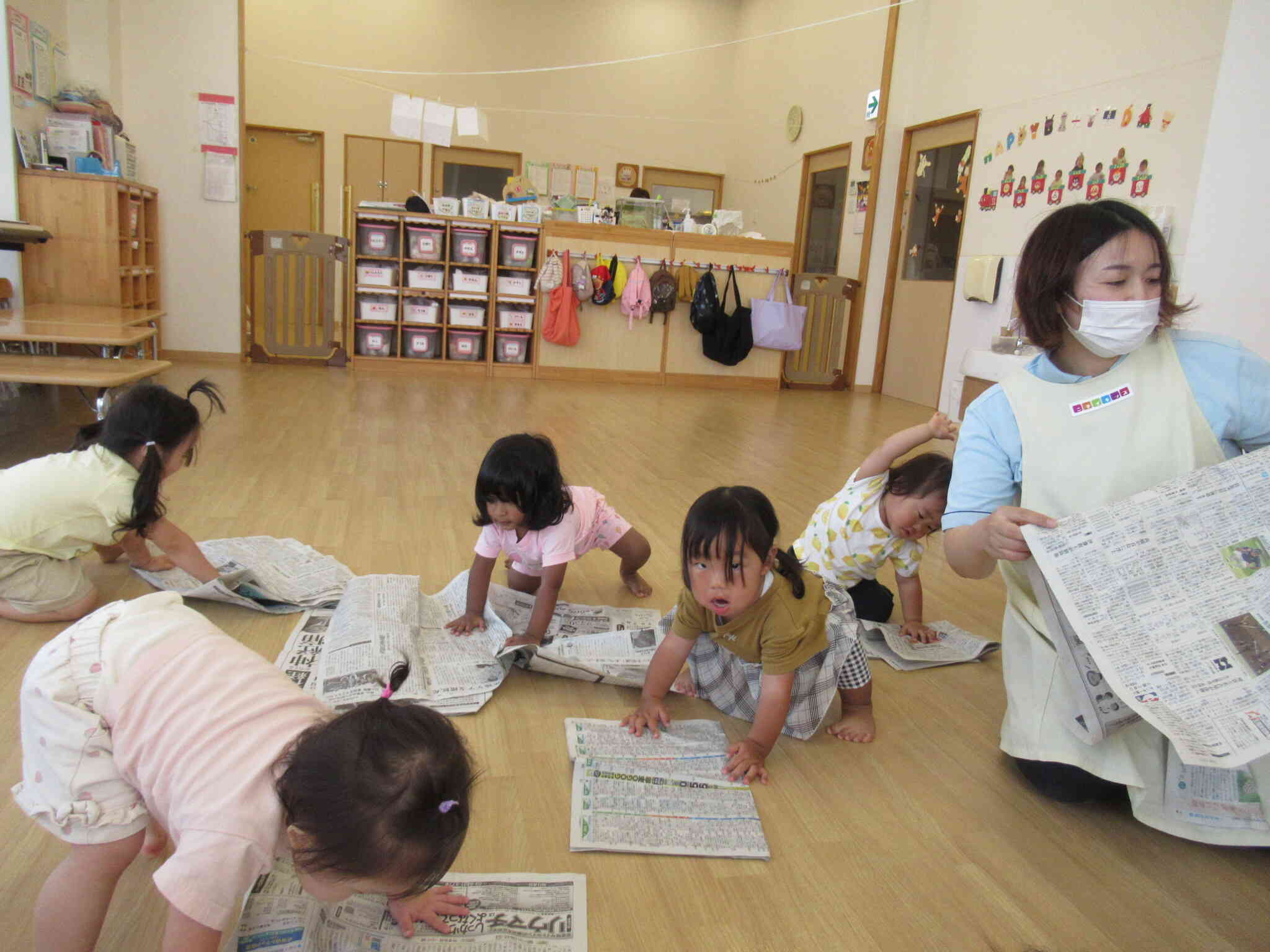 おへやのお掃除。雑巾がけみたい