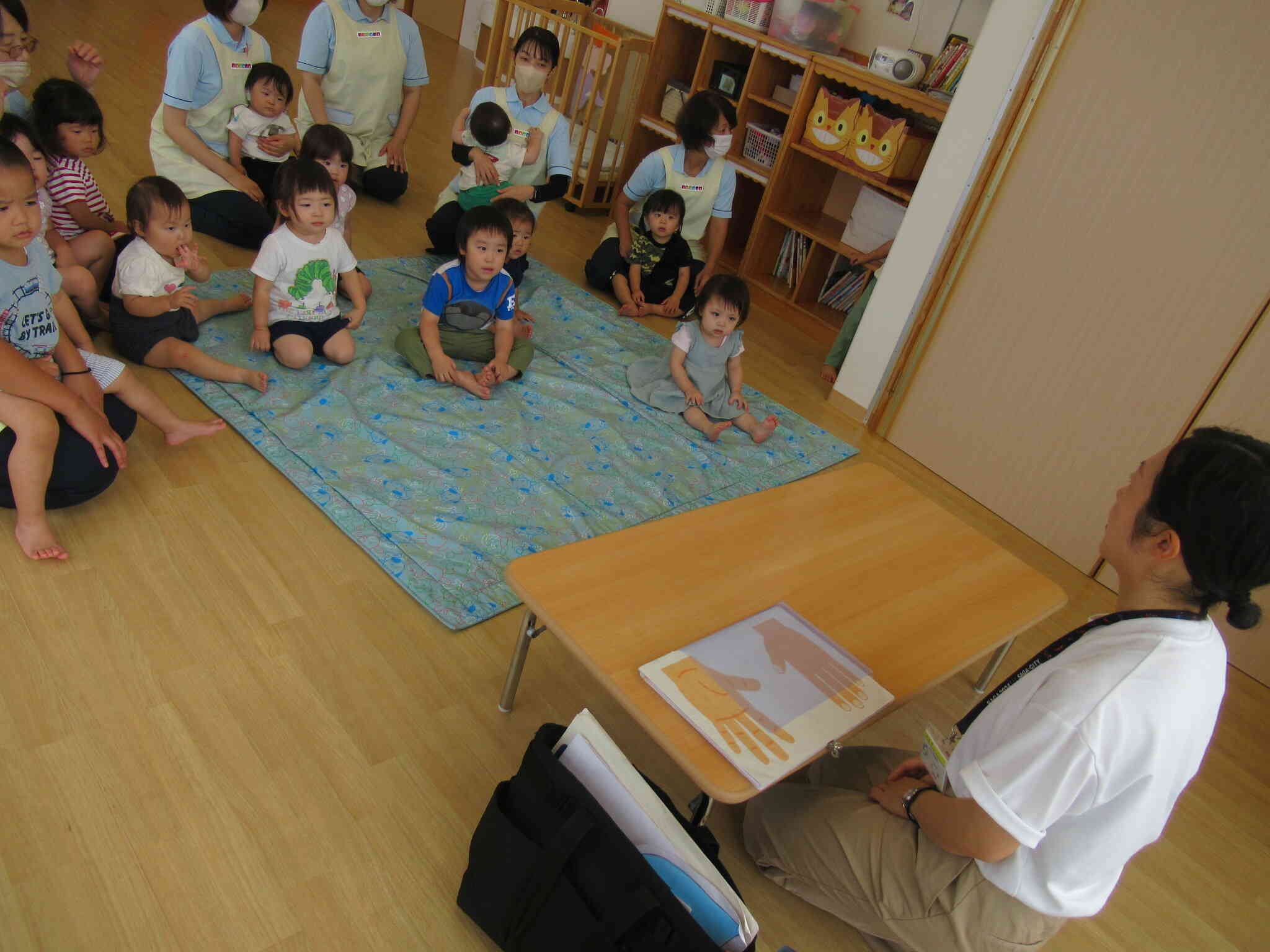 佐賀市栄養士の先生が手あらい指導に来てくれました。