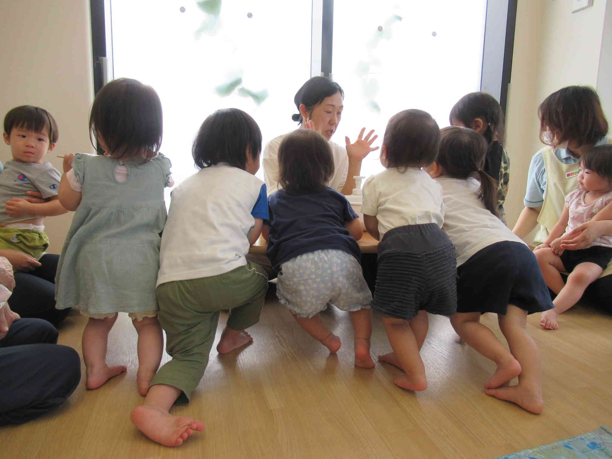 身をのりだして...