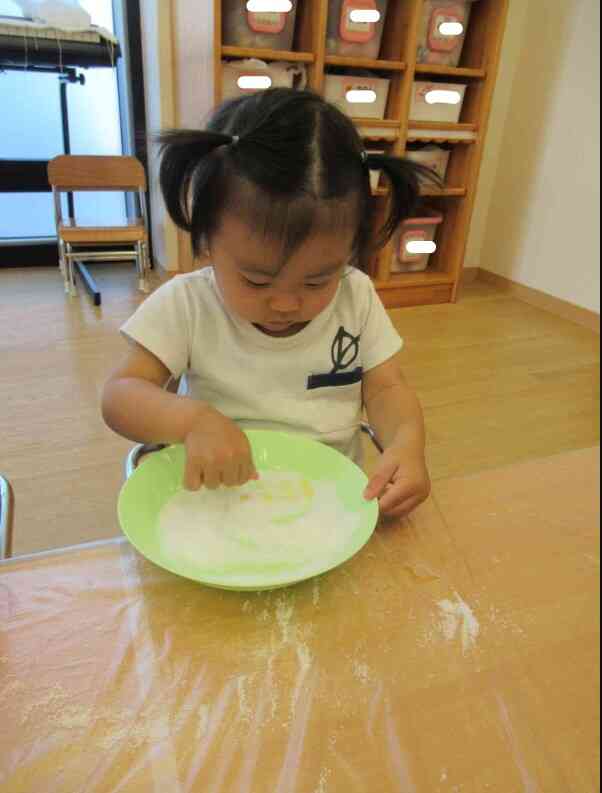 1歳児小さいお手手でかわいい