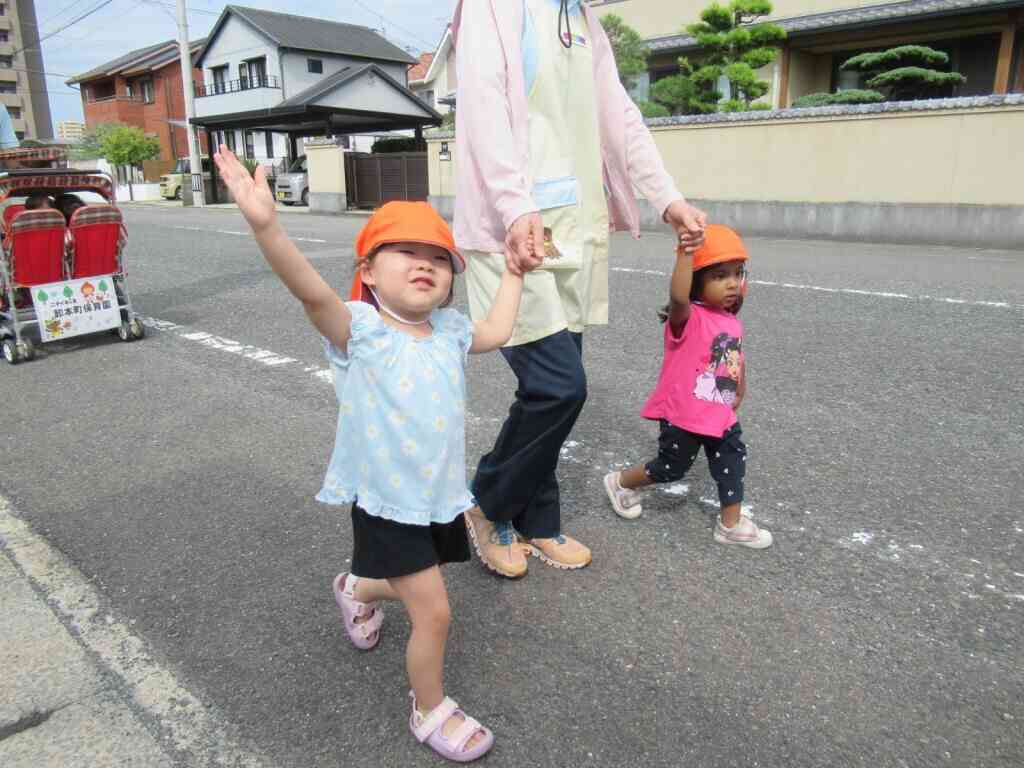 お手て上げて