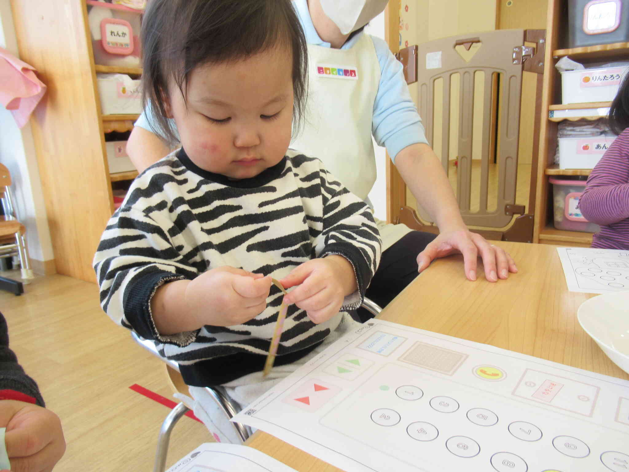 両手使ってますね…