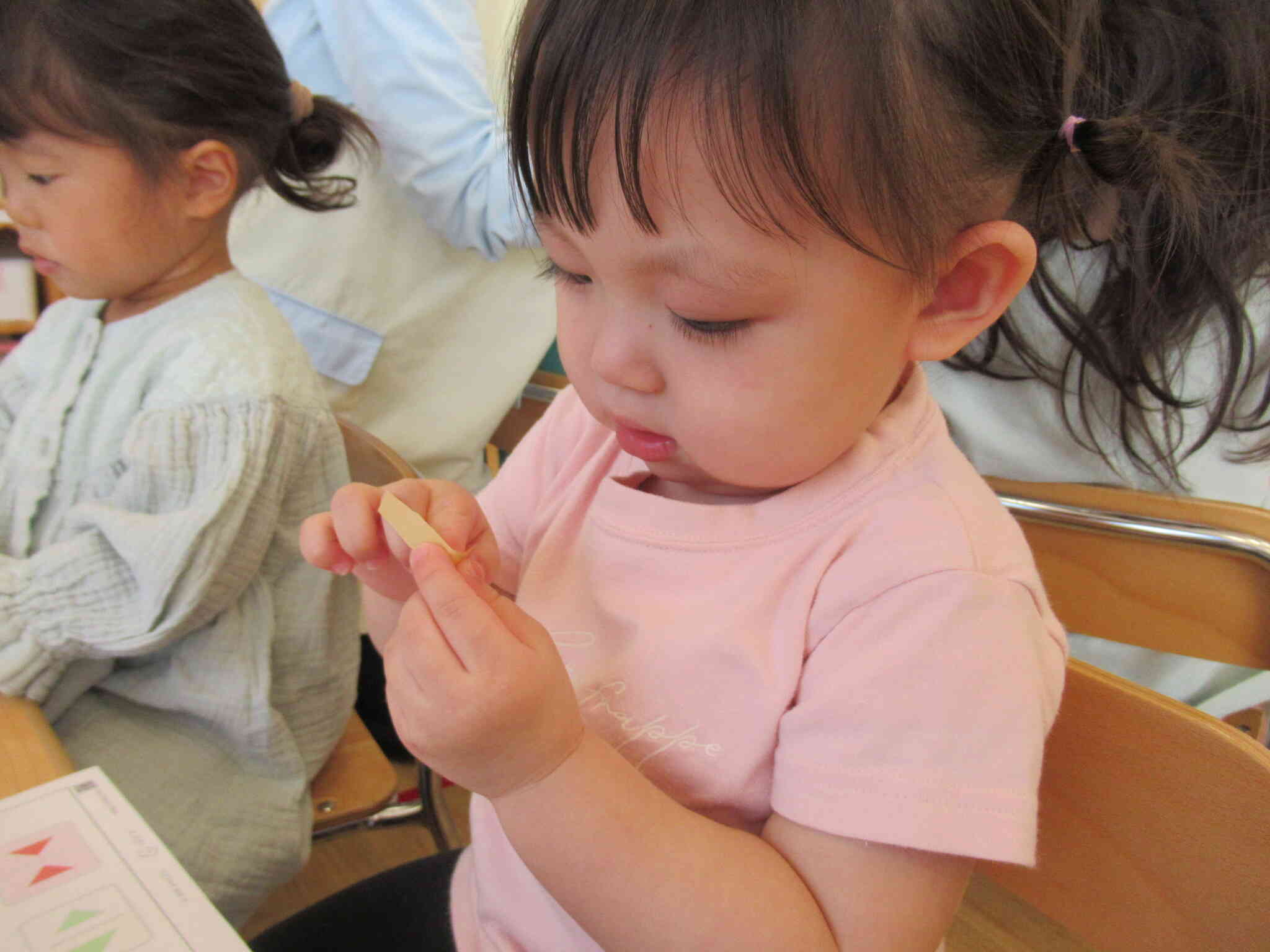 小さなお手てで…