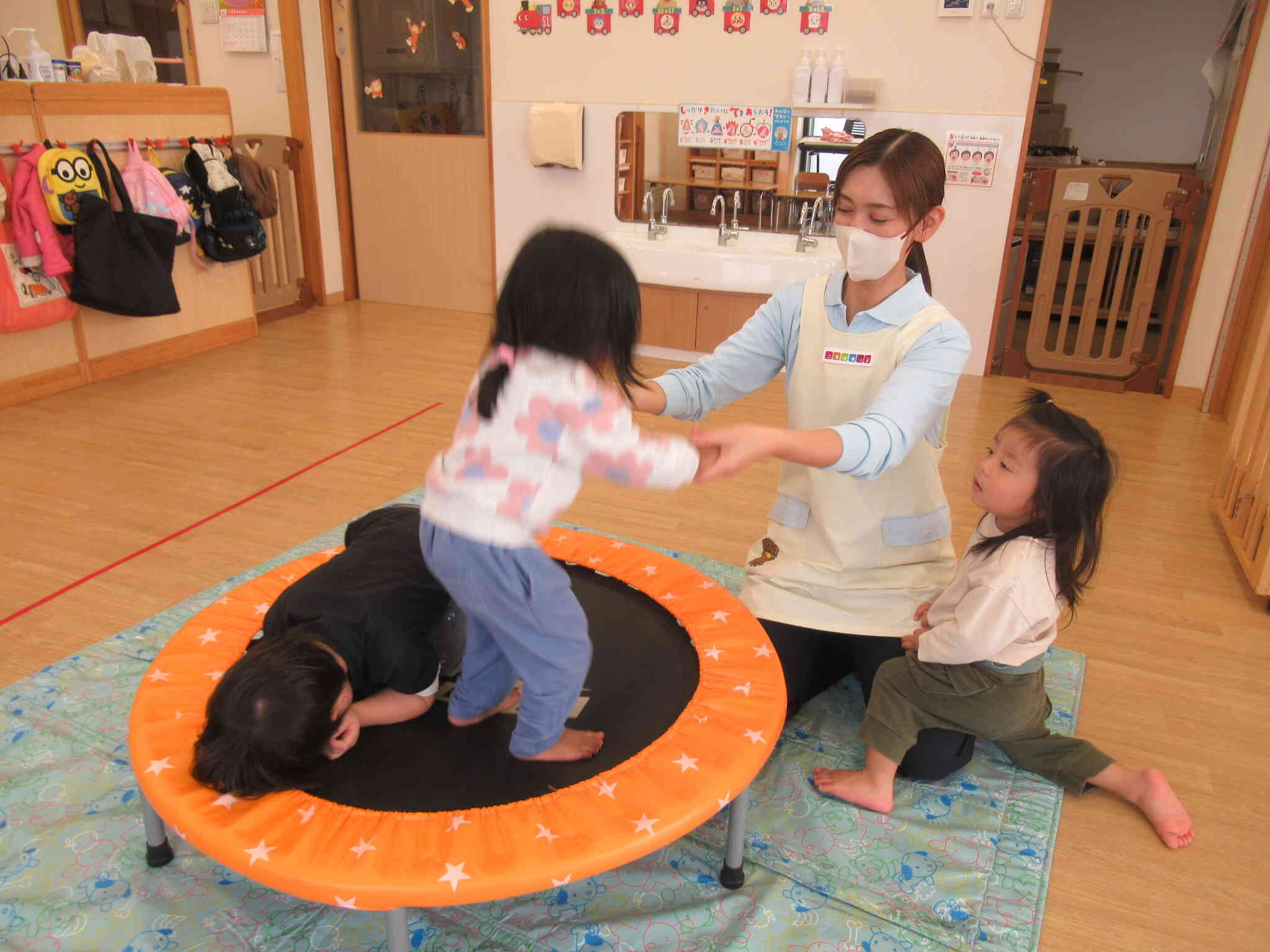 先生が寄り添って