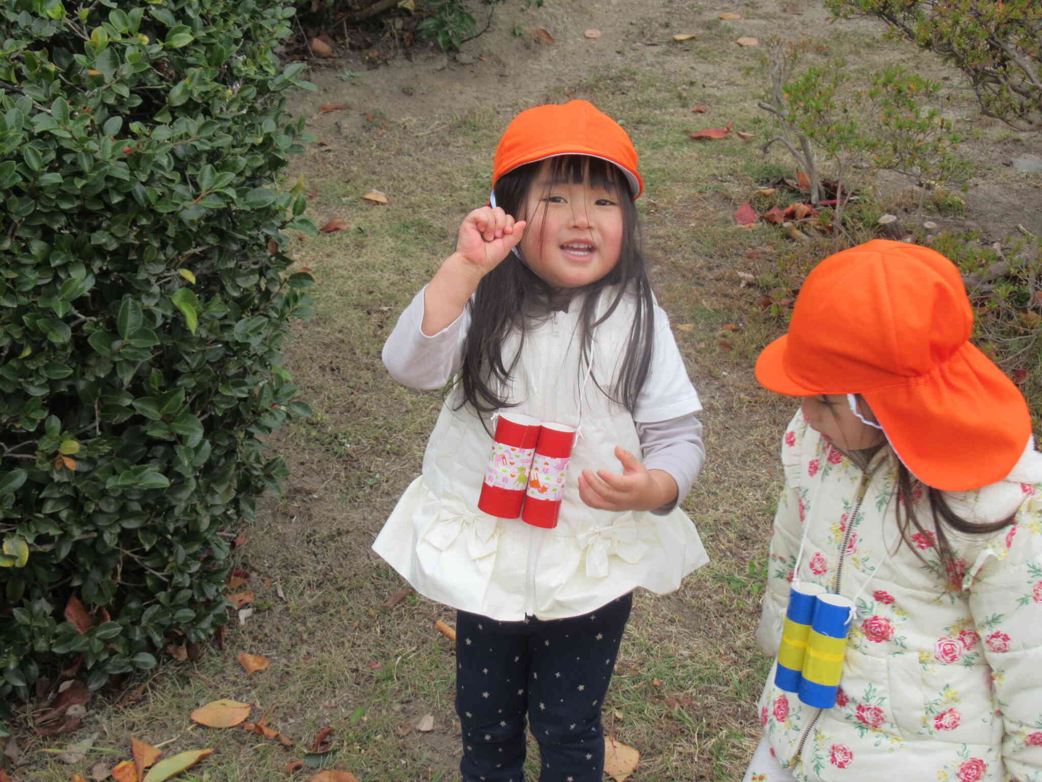 双眼鏡をもって