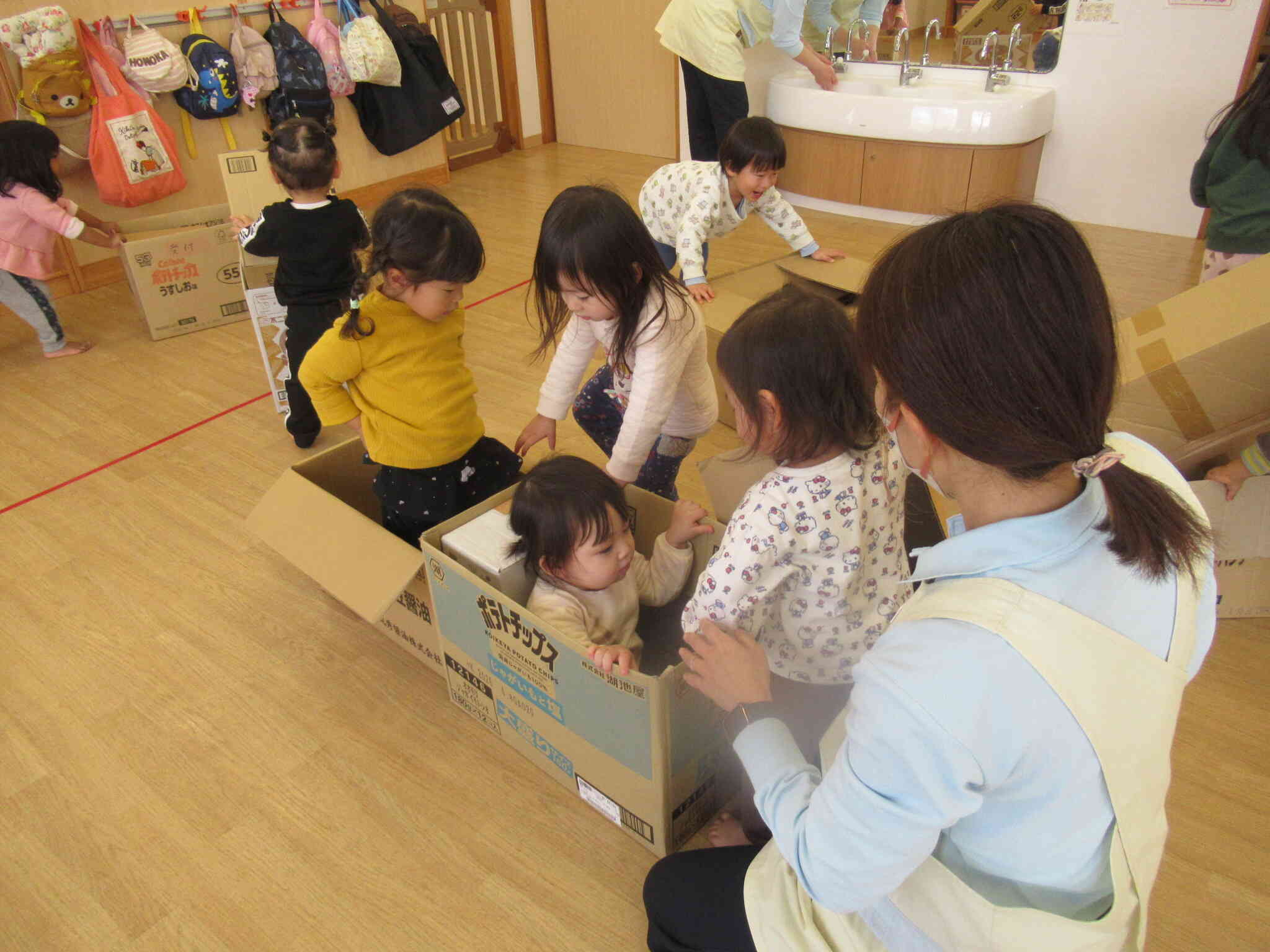 電車ごっこかな？