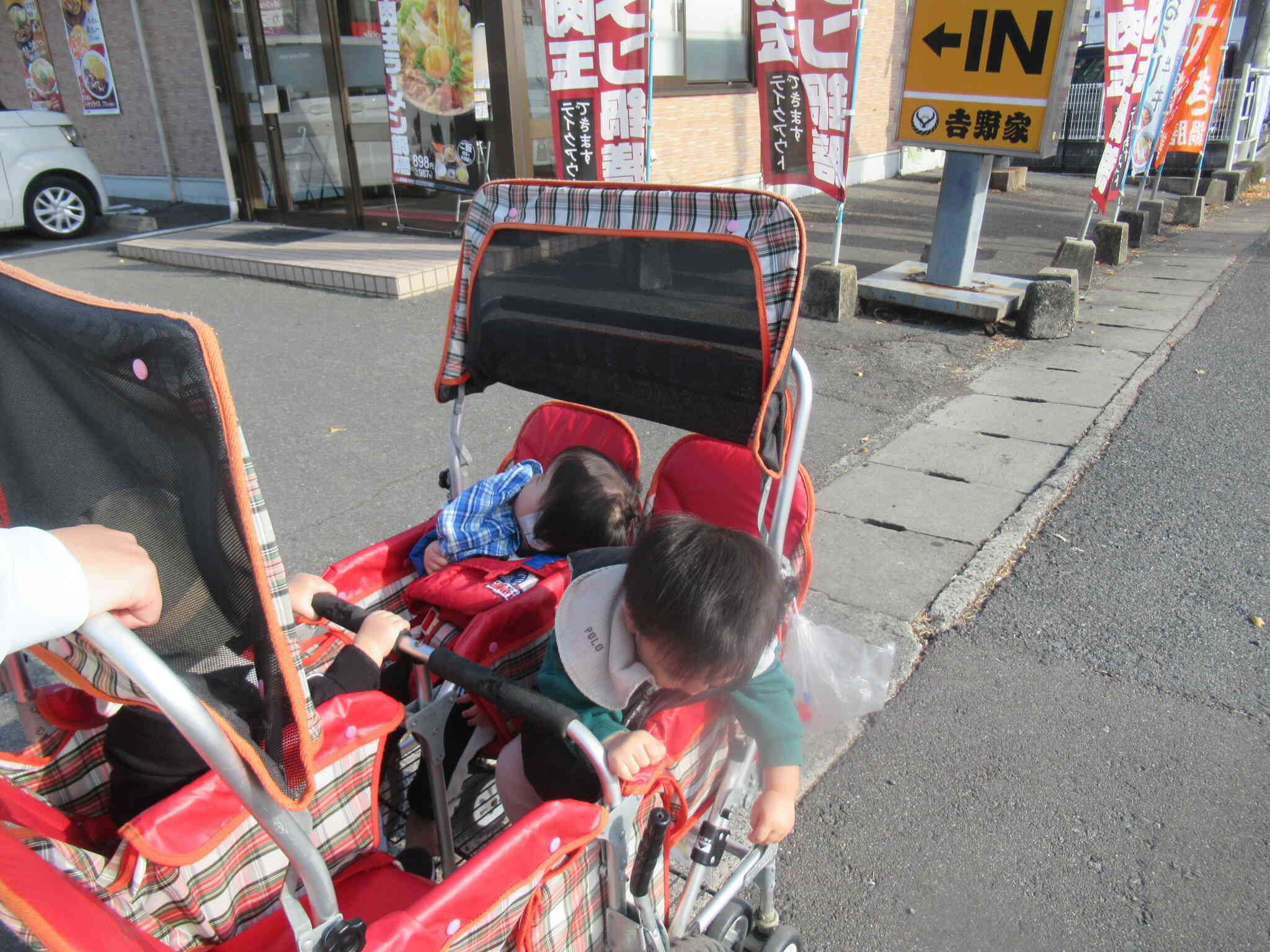 帰りは2人ねんねzzz