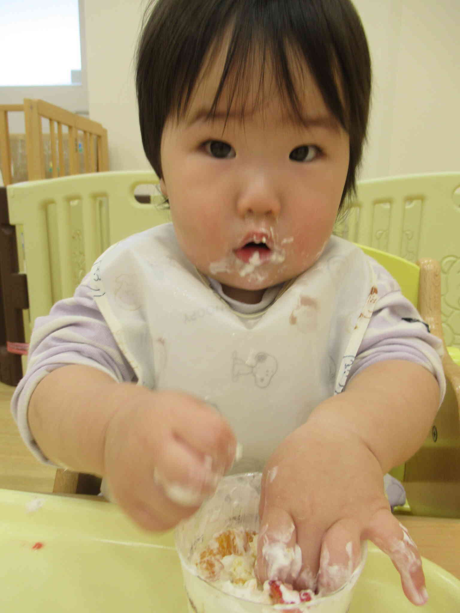 両手で食べています