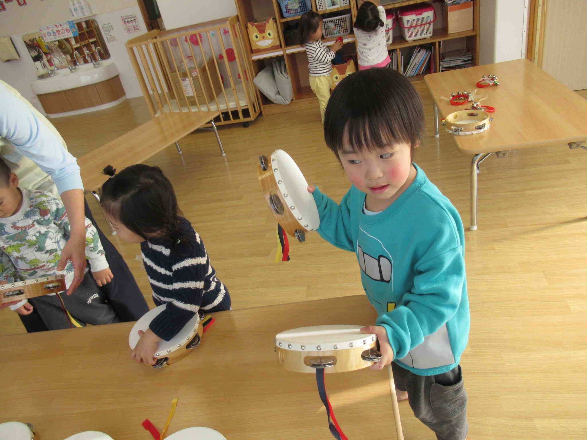 両手にもって(^^♪