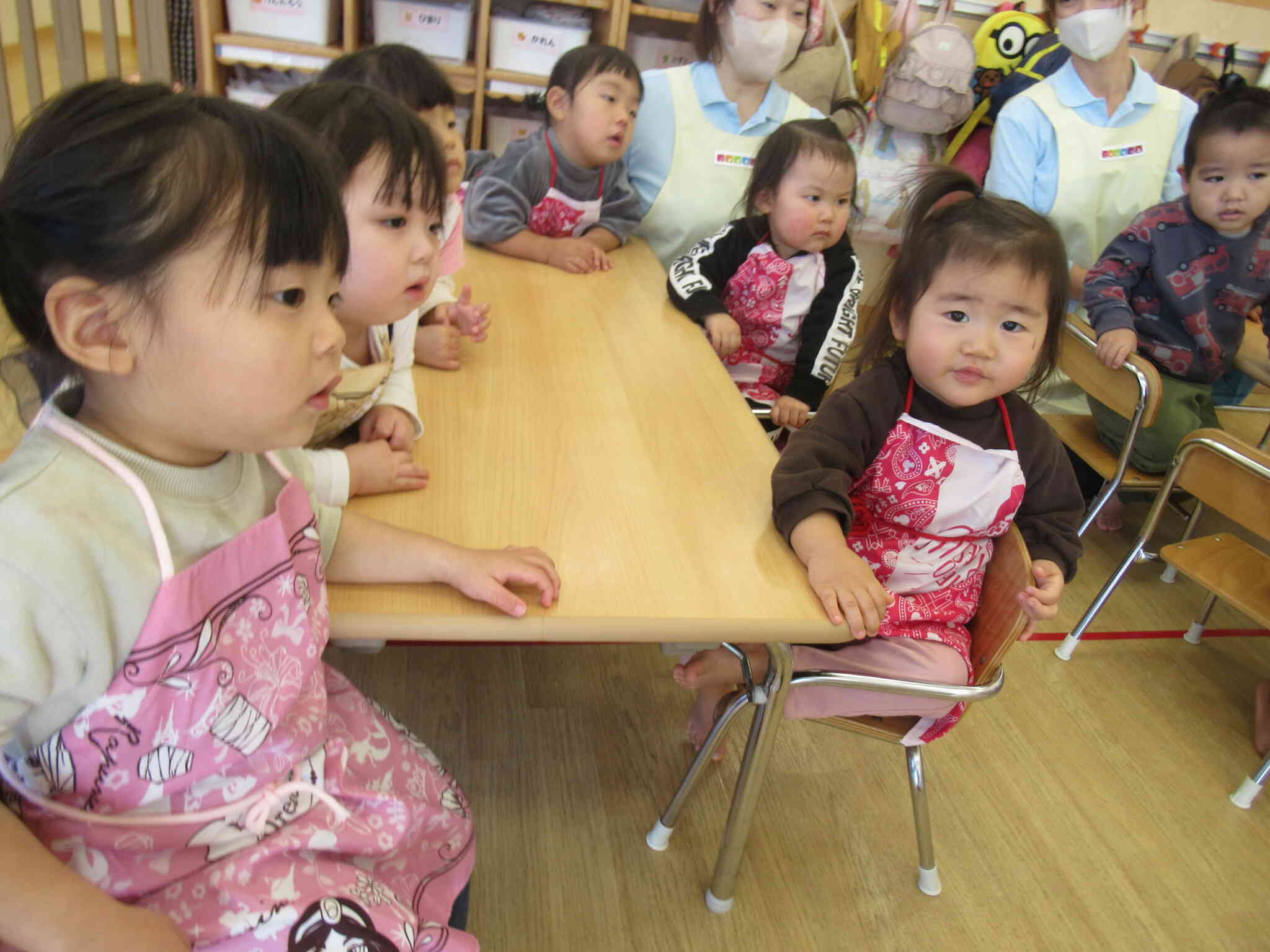 給食の先生のお話をしっかりと聞いています。