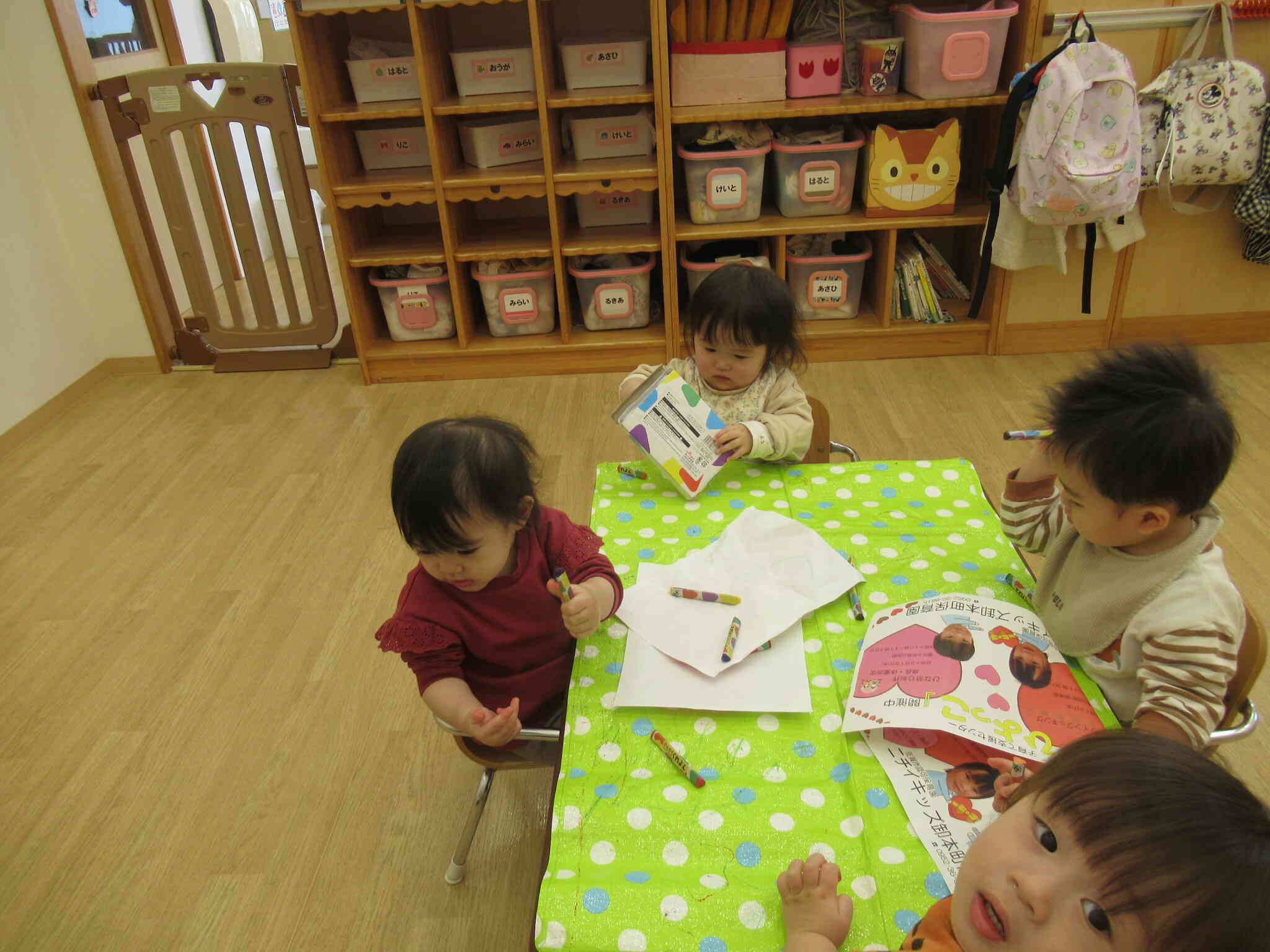 ０歳児　ひよこさん　落ち着いて活動中