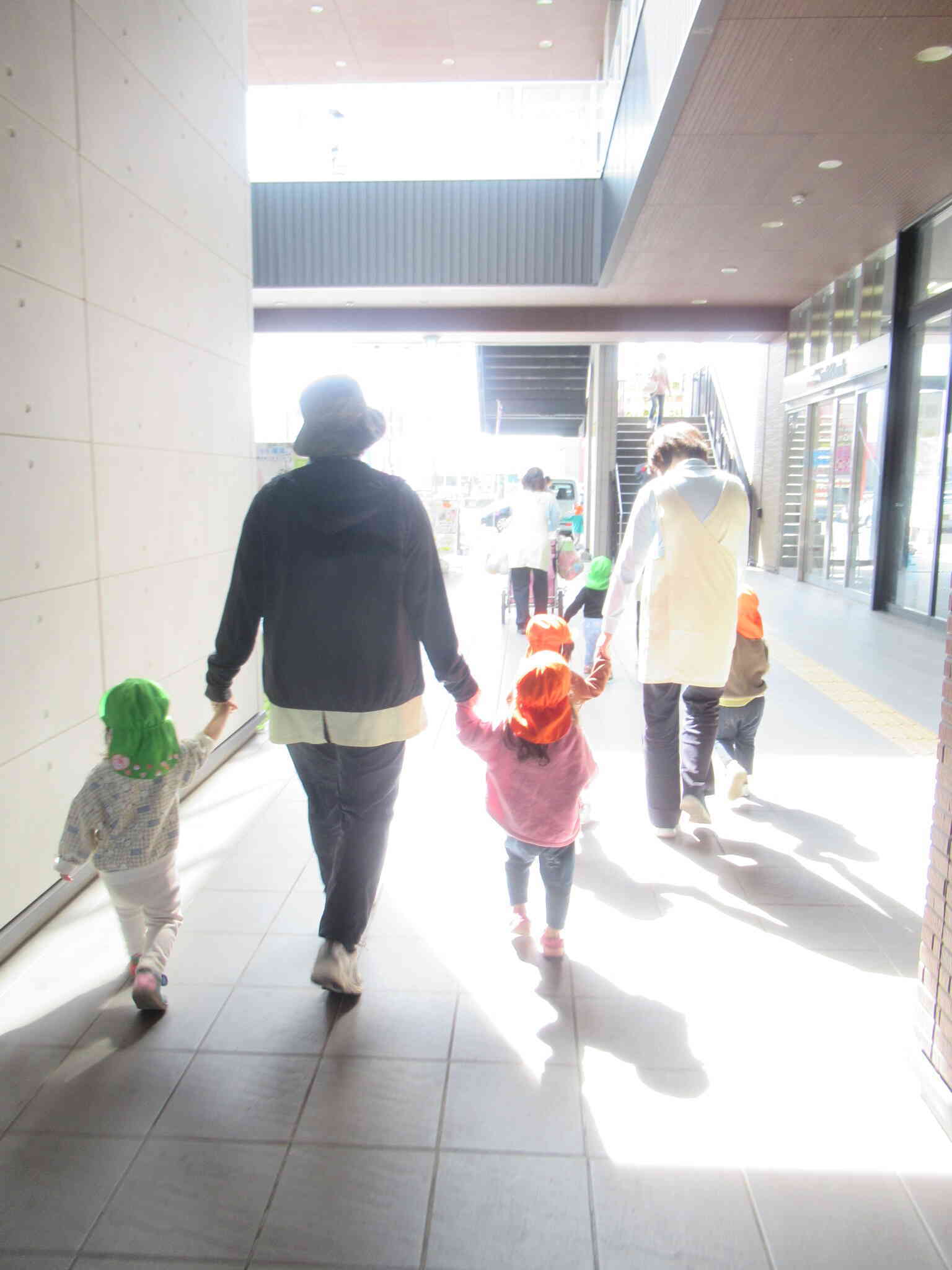 おてて、つないで…