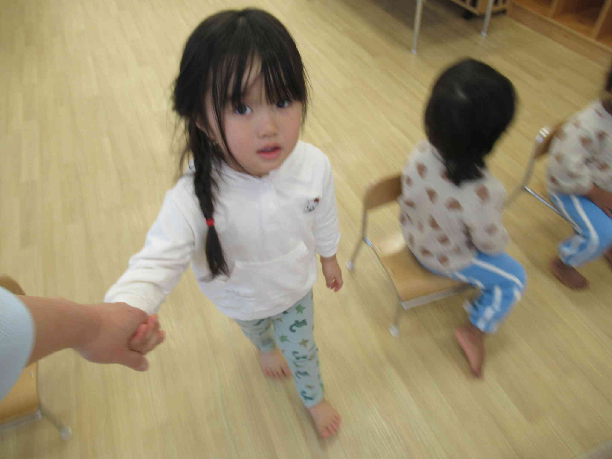 おててつないで