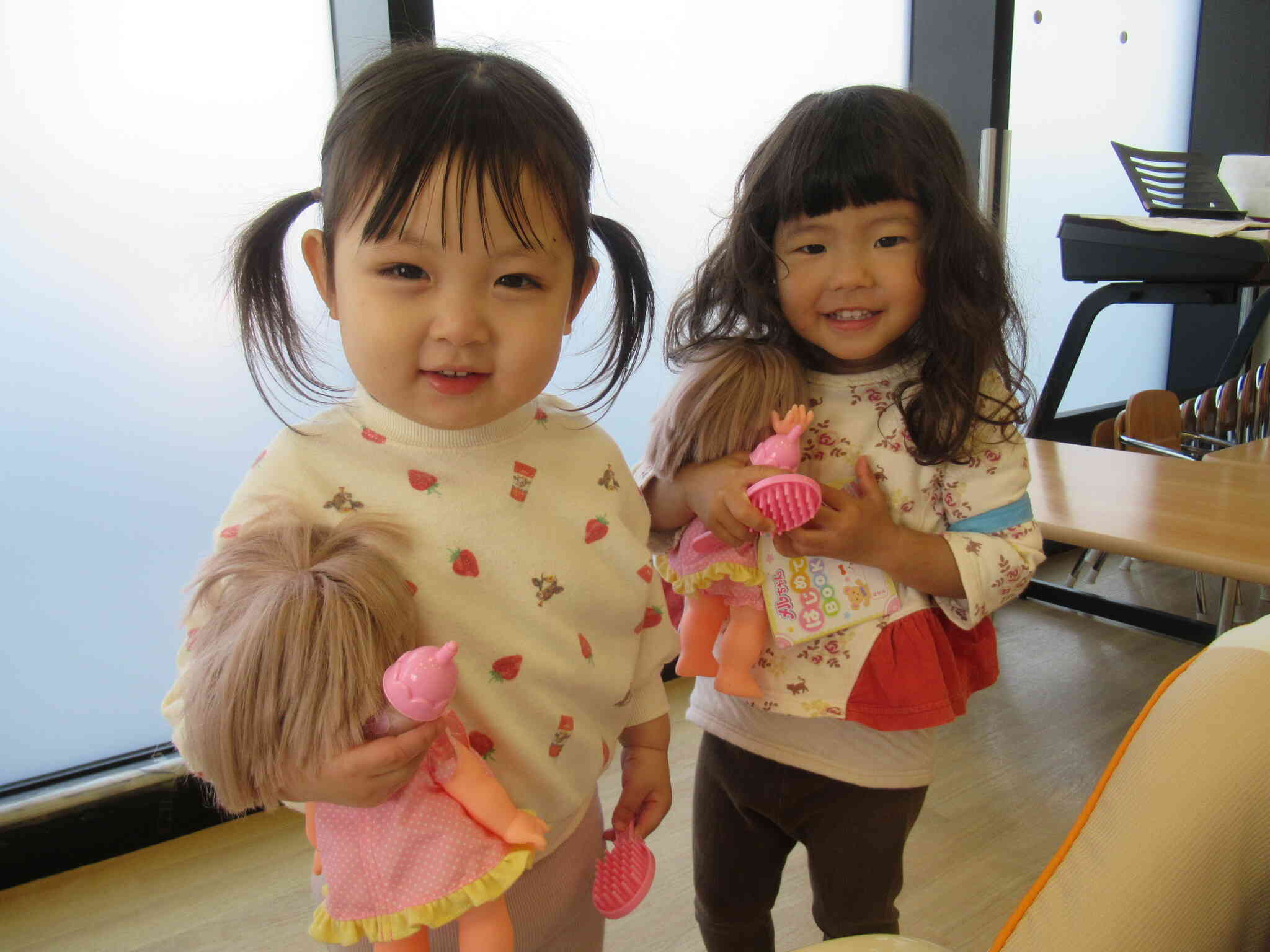 大好きな赤ちゃんのお人形もって本当の赤ちゃんとね(笑)