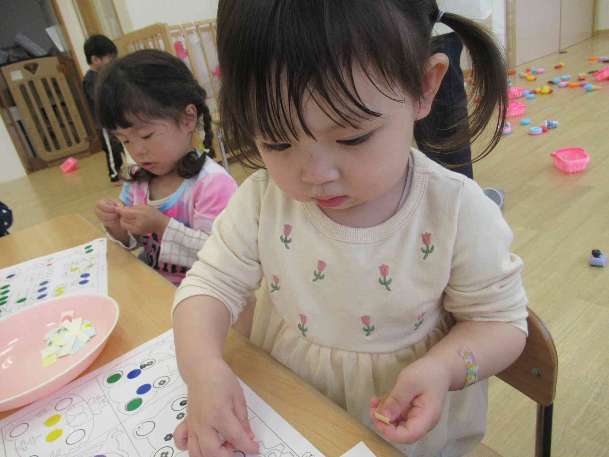 細かいシールも取ったり貼ったり…