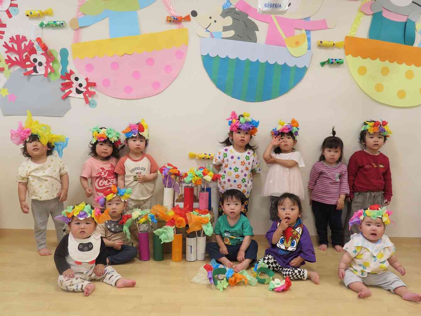 自分達でお花のかんむりを作り記念撮影です！みんな似合ってる！！