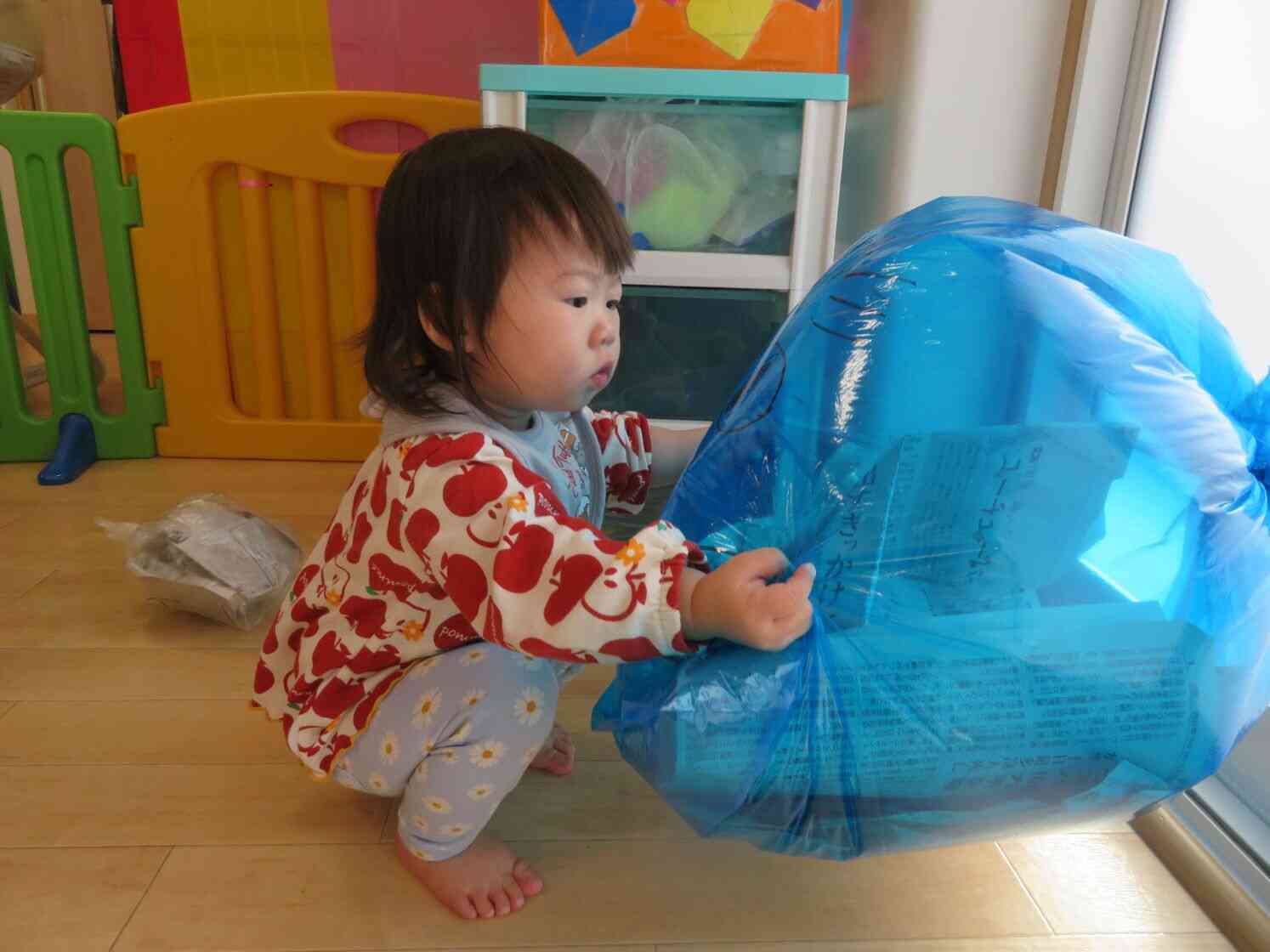 ジーっと何かを観察している様子・・・先生が顔を描いたんですが、何かが気になるようですね。