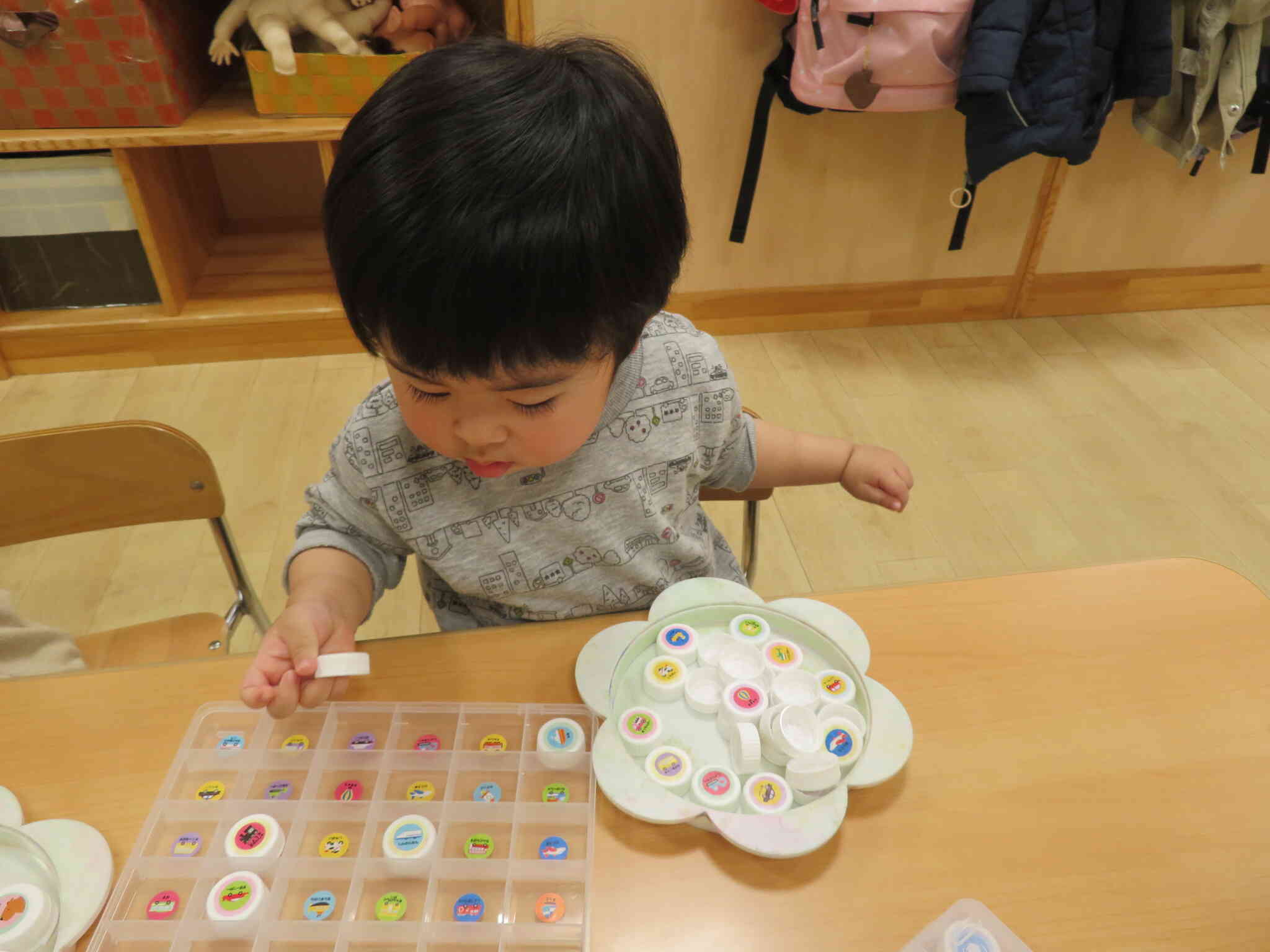 同じシールを探して真剣！お名前を呼んでも気が付きません。驚きの集中力です！！