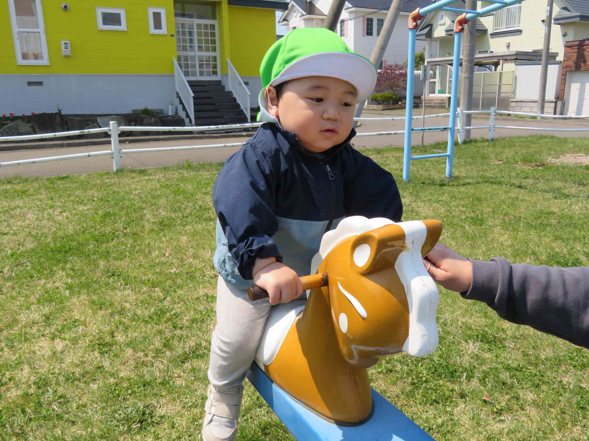 ちょっと緊張していますが、只今いろんな遊具に挑戦中です。