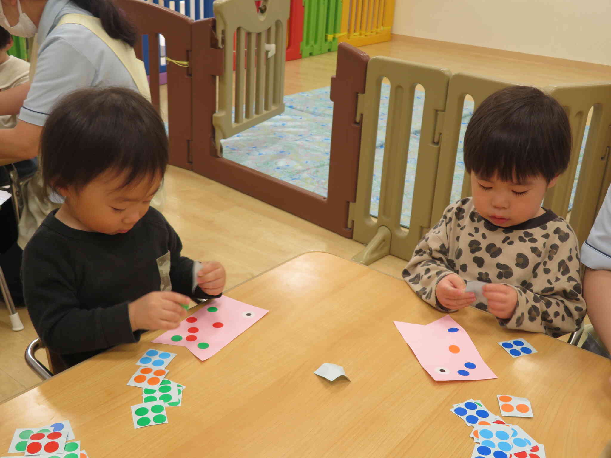 自分の好きな色を選んでこいのぼり作り・・・カラフルなこいのぼりがお部屋を賑やかにしてくれました。