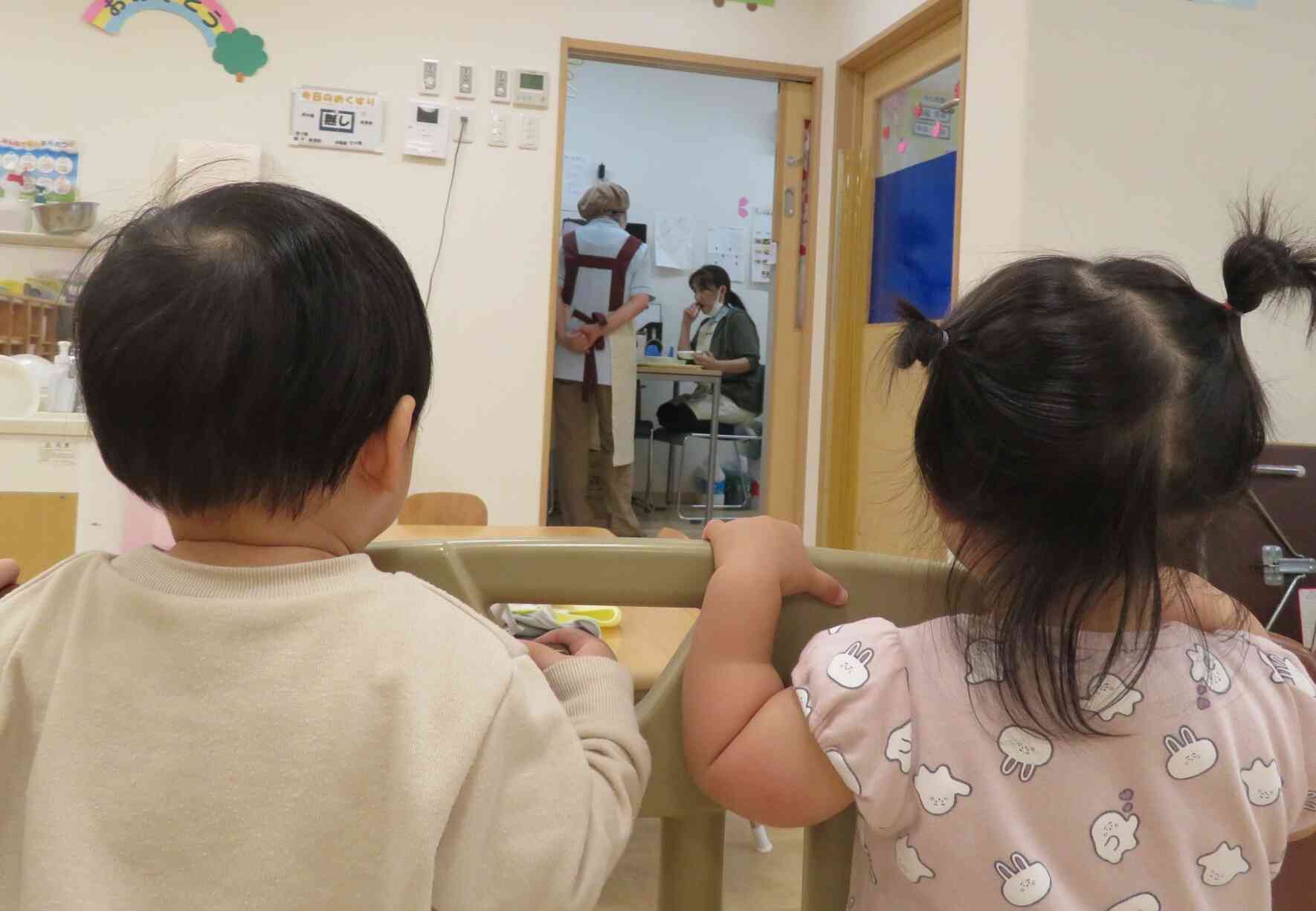 「きょうのごはんはなんだ・・・」　検食している先生達から目が離せません。