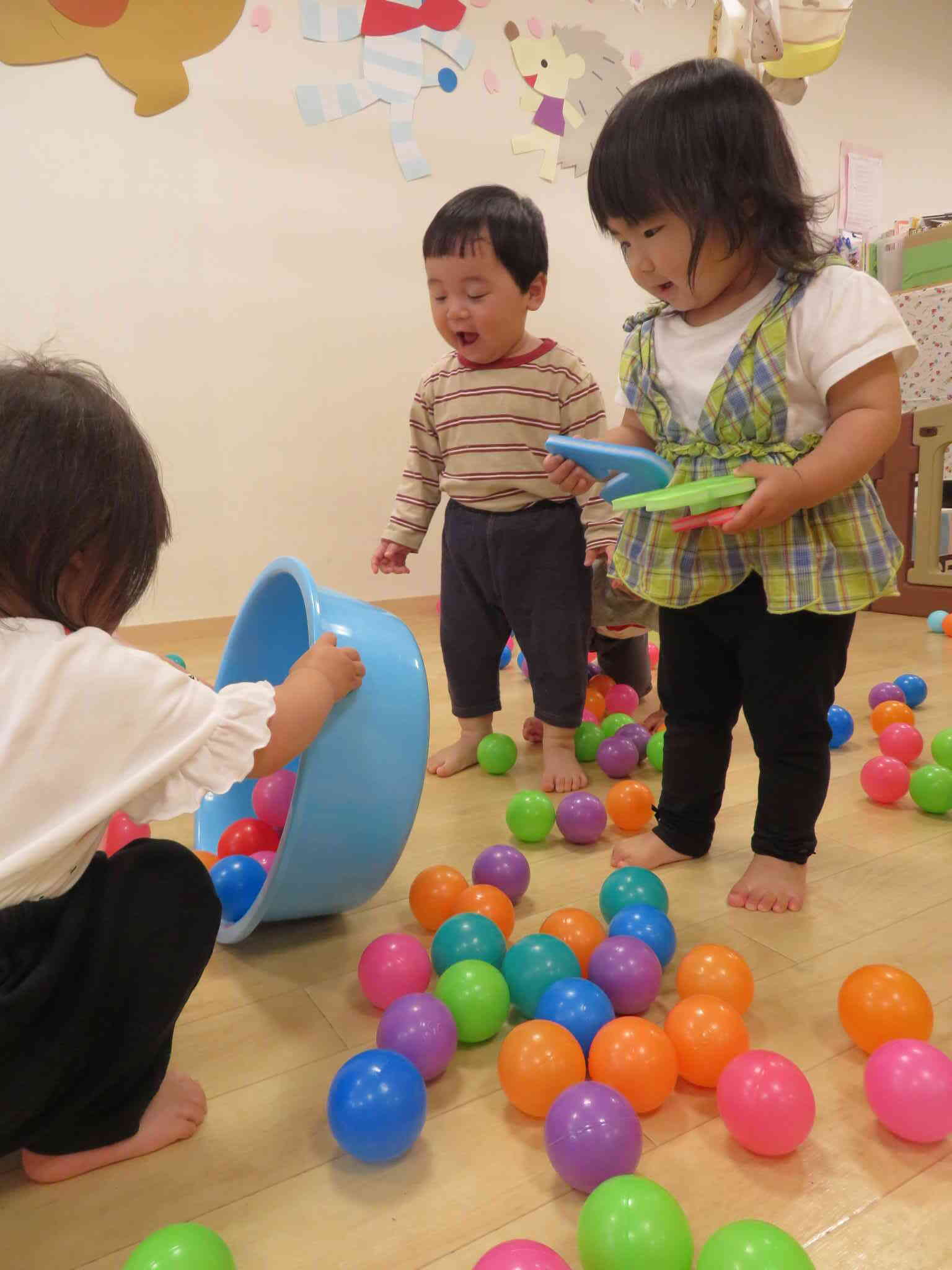 あれ～、集めたボールがお部屋中に散らばっていきます。よ～し、もう１回集めるぞ！！