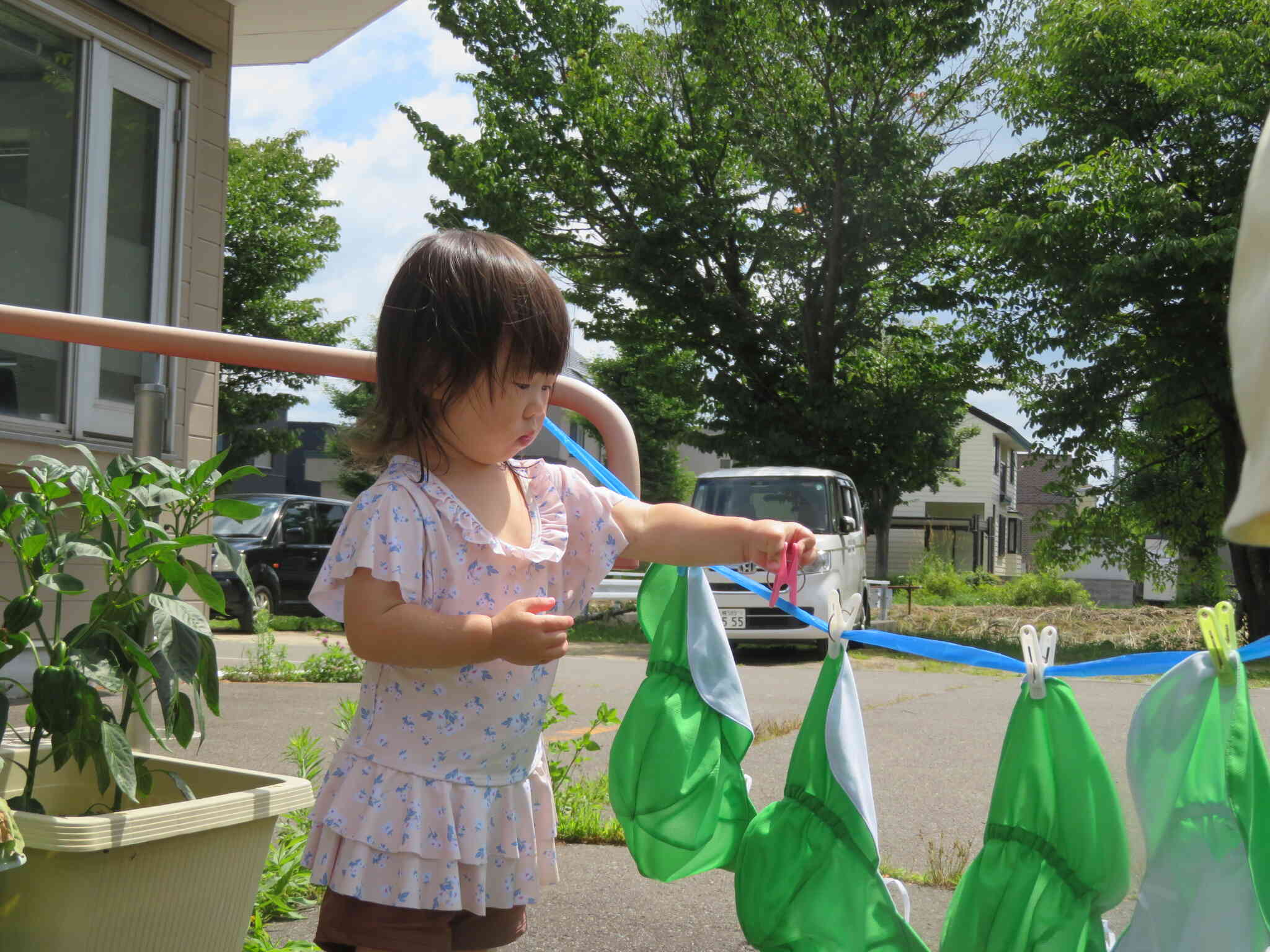 水遊びを楽しんだ後は自分で帽子をお洗濯。洗濯ばさみを上手に使って見事に帽子を干してくれました！！