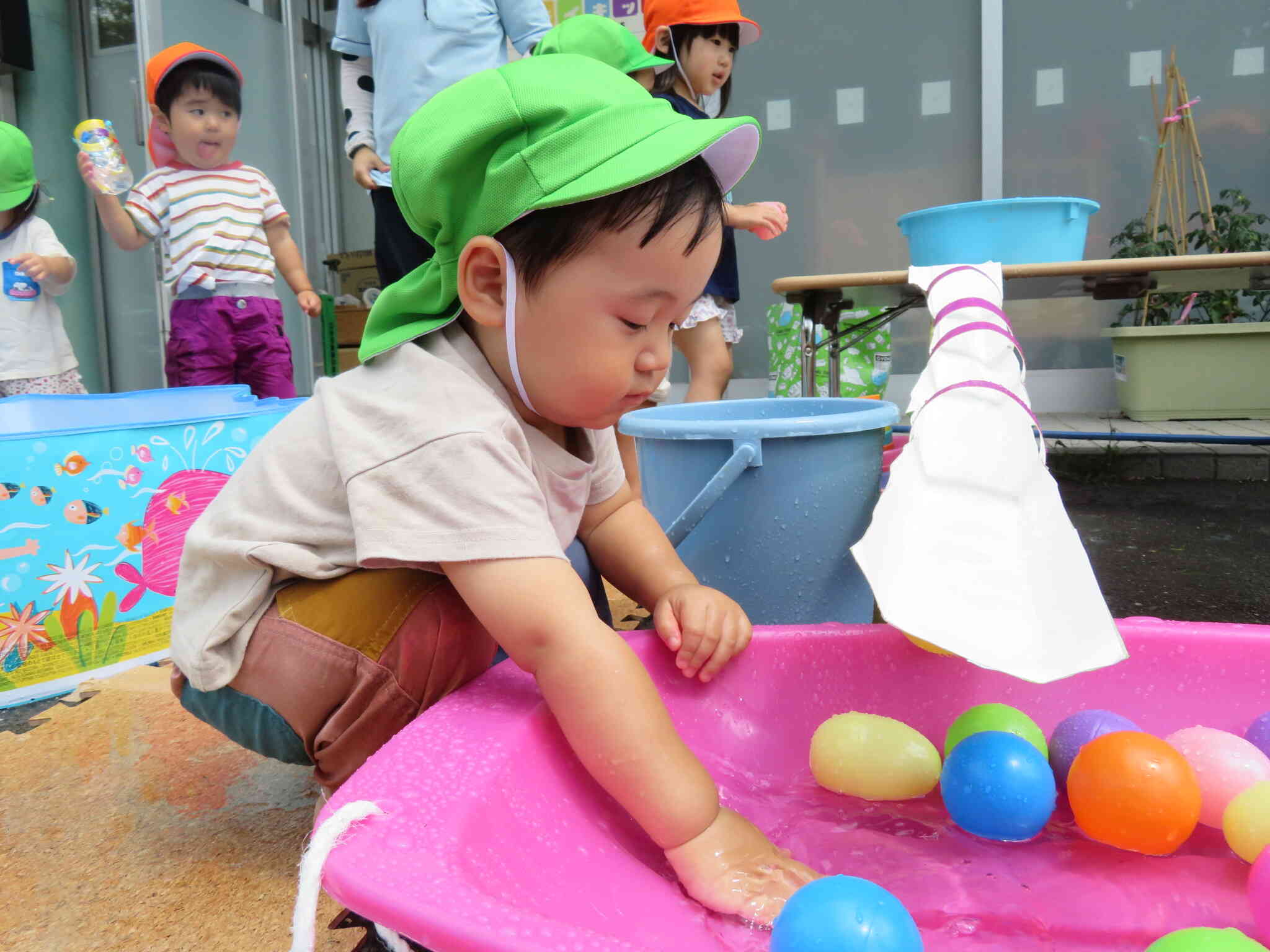 上からボールを転がす遊びに夢中です。水の勢いでボールの転がる速さが変わるので長い時間集中して遊んでくれました♡