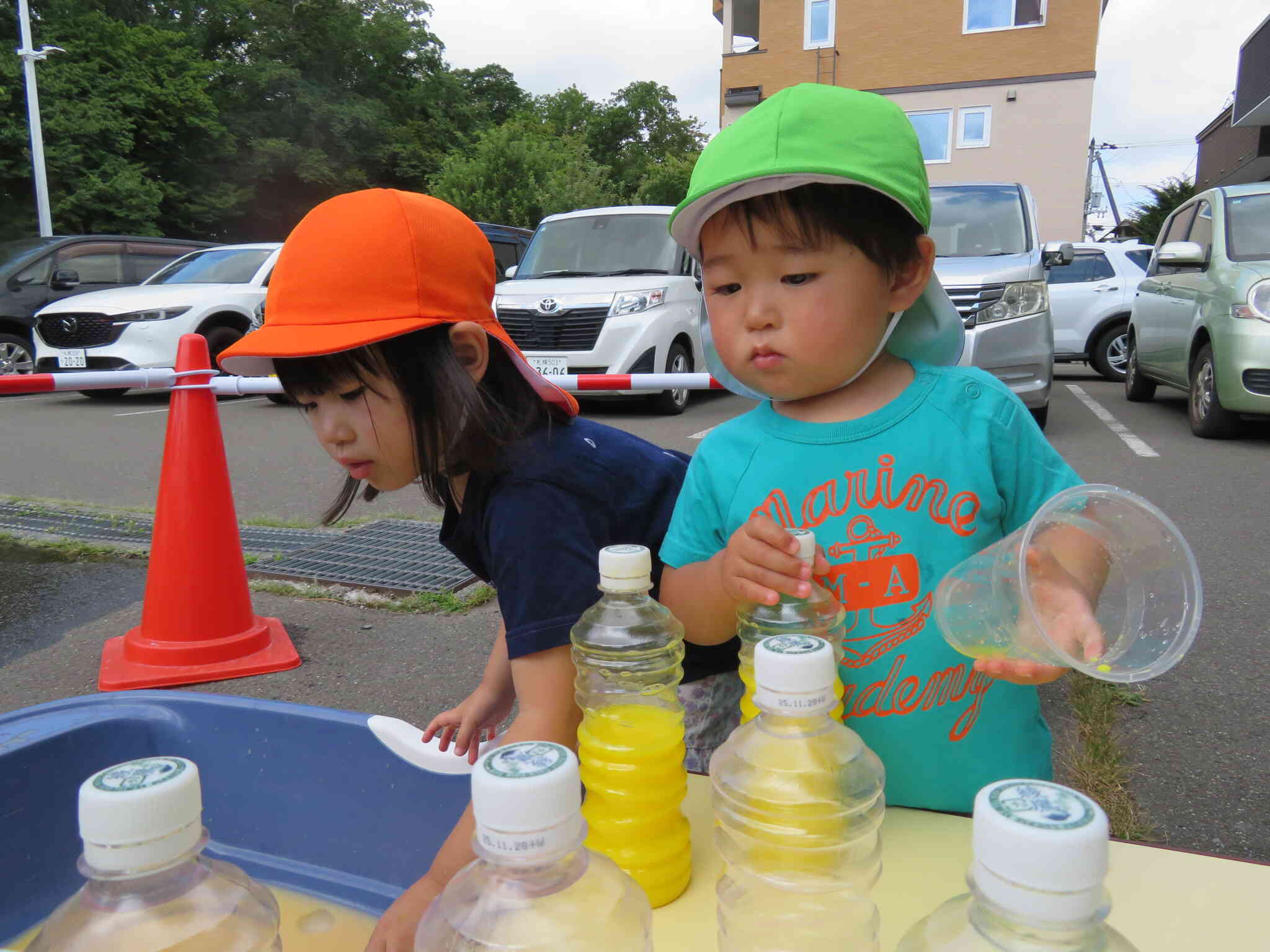 水遊び大会では色んな素材を使って楽しみました。自分で作った色水をコップに注いで大満足☆「つぎはなにいろにしようかな・・・」