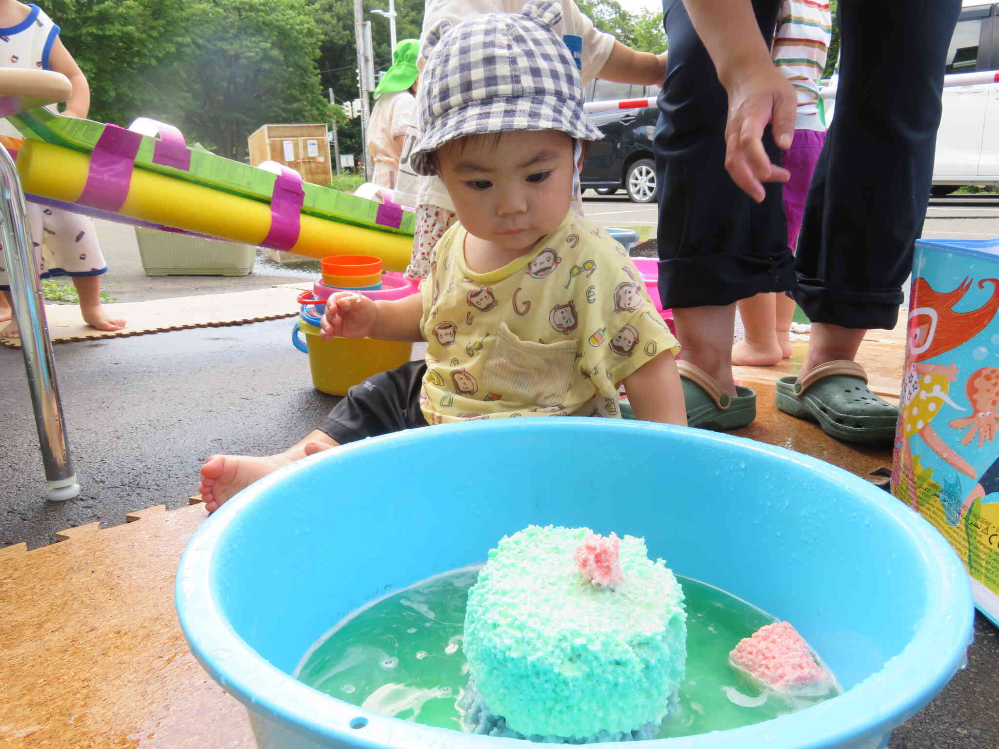 少しずつ溶けていく手作りのバスボムから目が離せません！！なんと、バスボムの中からみんなの可愛い顔写真が出現・・・先生達も色んな工夫をして楽しませてくれました♪