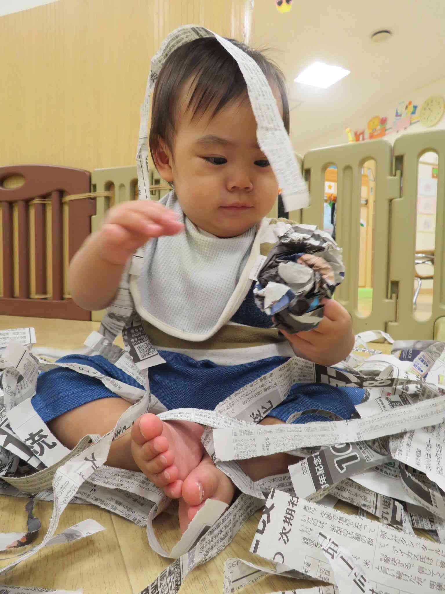 新聞紙遊びは大好きな遊びの中のひとつです♡丸めた新聞紙の中に何かが入っているようで気になるんだよなぁ・・・。