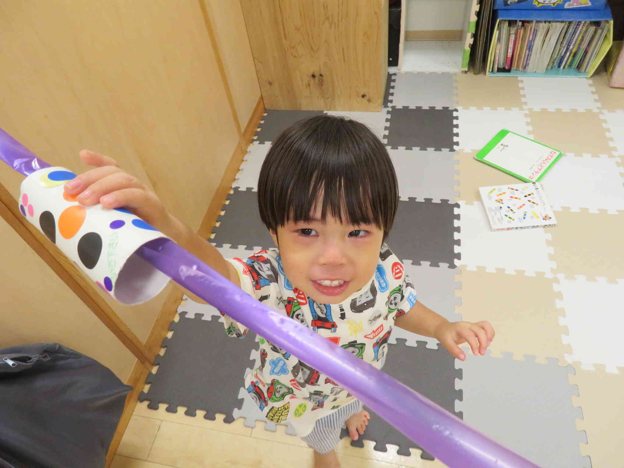 お部屋中にスズランテープを張り巡らせて、空飛ぶ電車？？？が走ります・・・いや、飛びます！