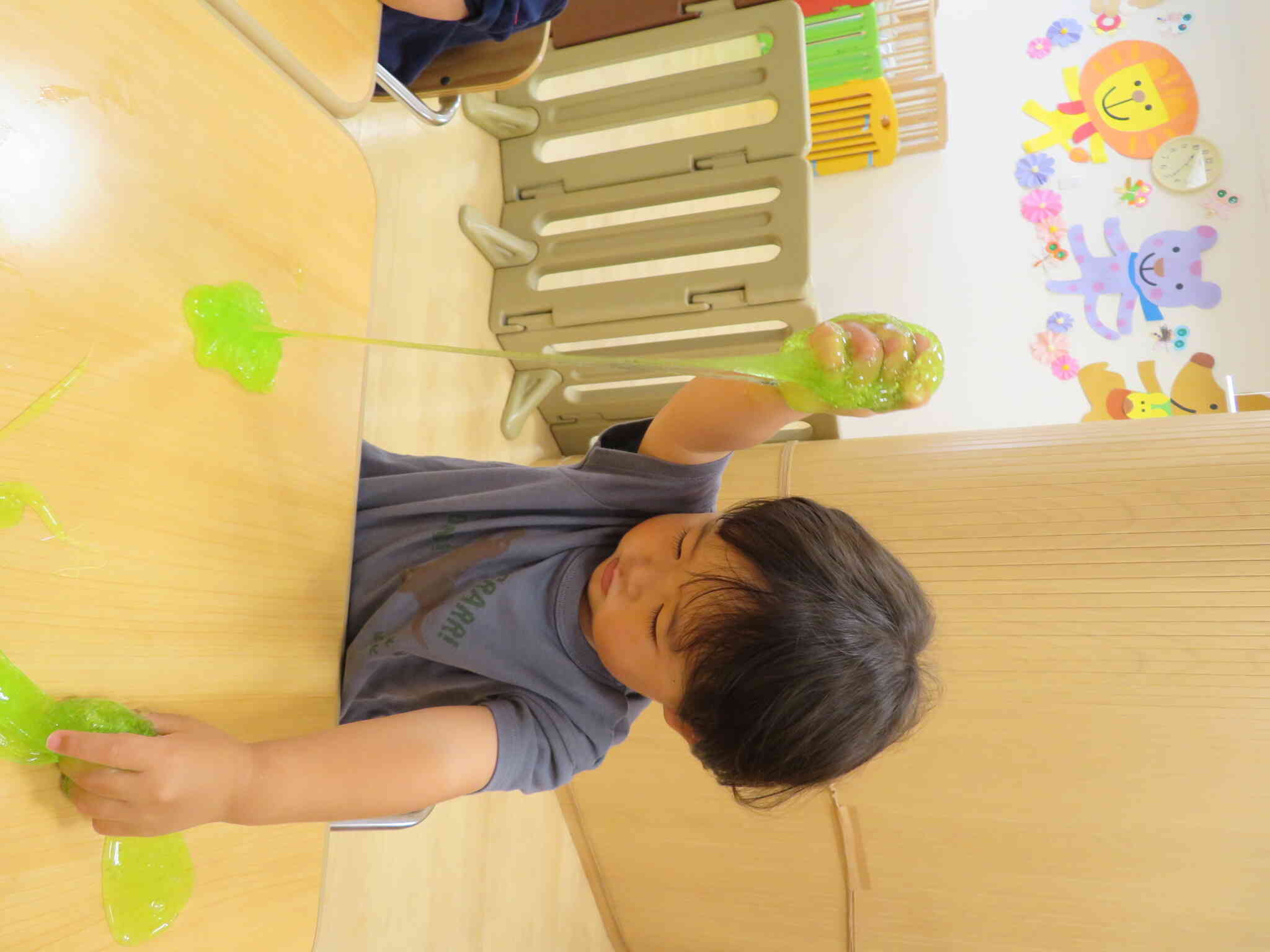 大好きなスライムに夢中です♪