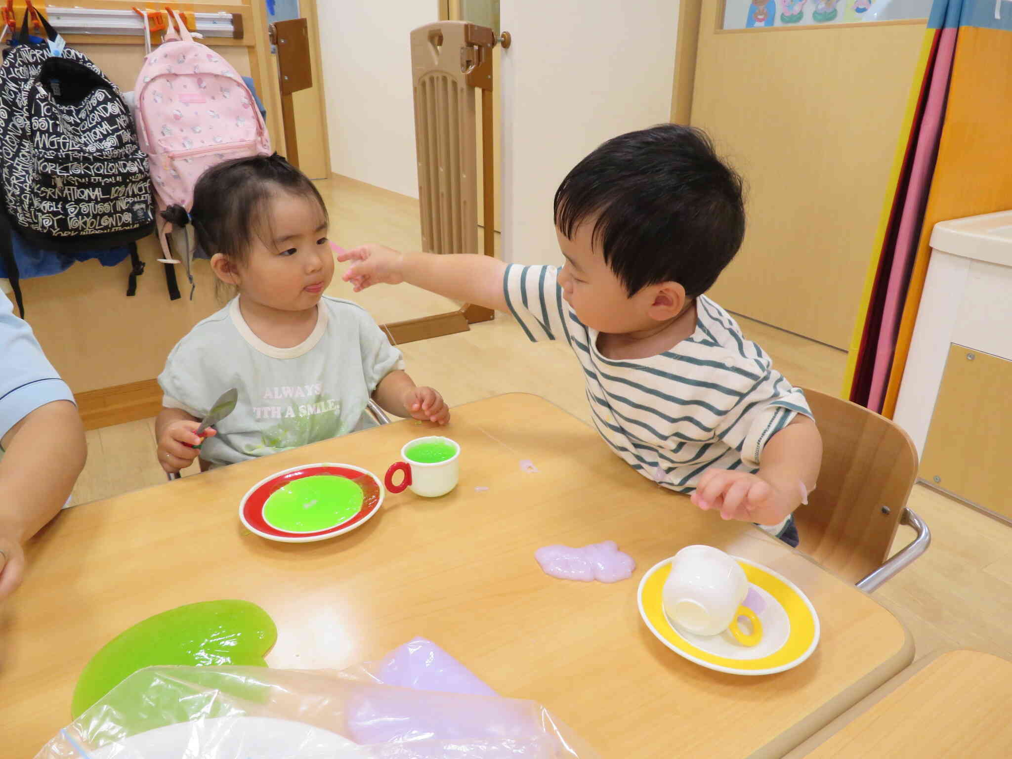 キラキラ綺麗な色・・・感触遊びです