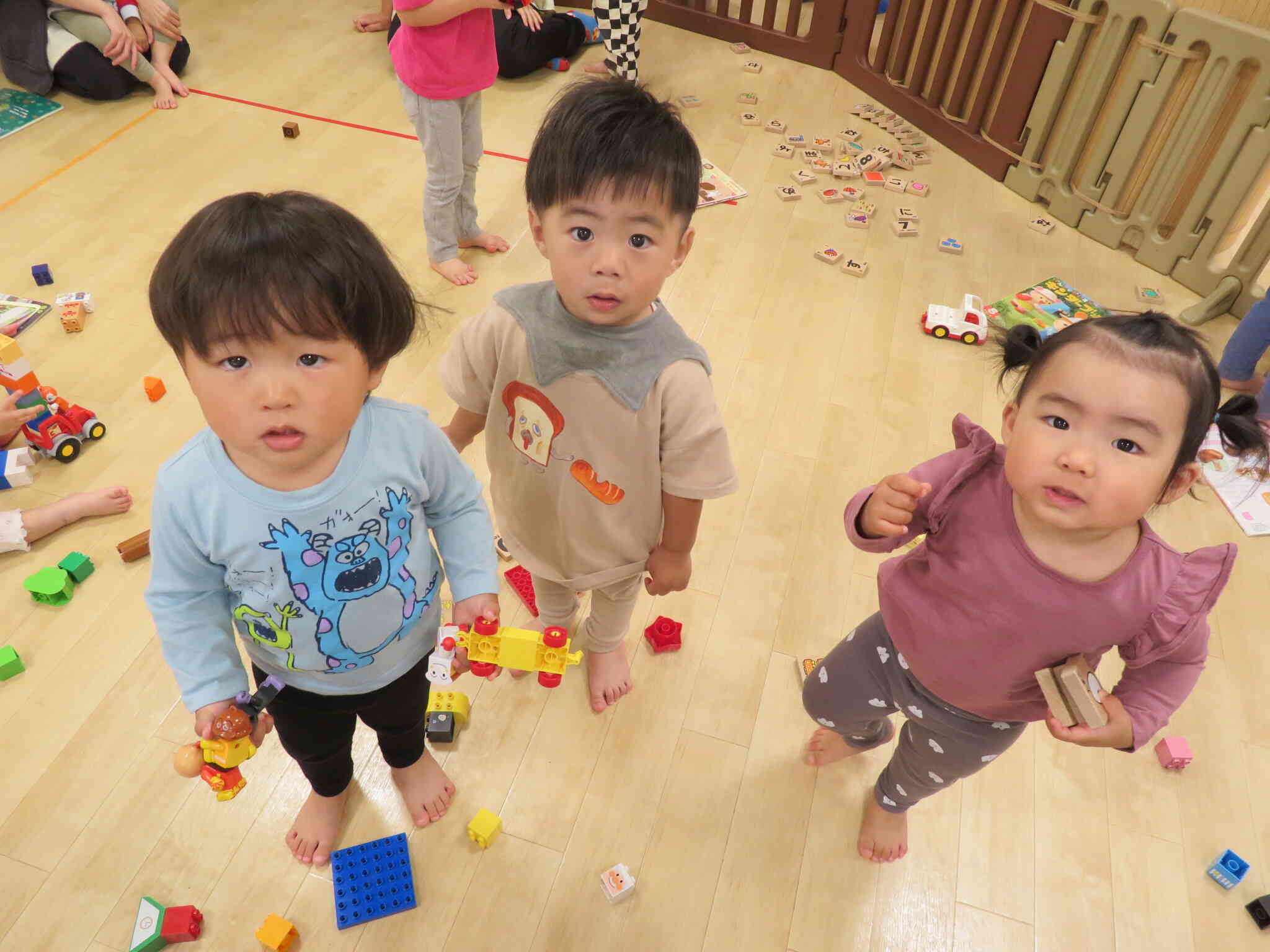 先生がカメラを構えると集まってきて「せんせい、とってる～？」・・・しっかり撮ってますよ♡