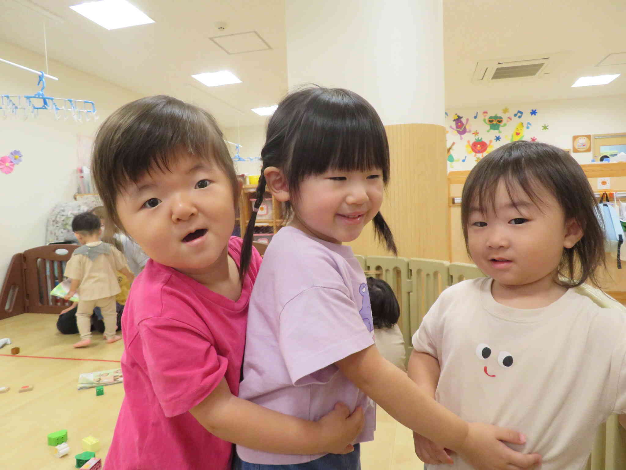 仲良しさんのくっつき虫♡ちょっと照れちゃう姿も可愛いなぁ・・・。