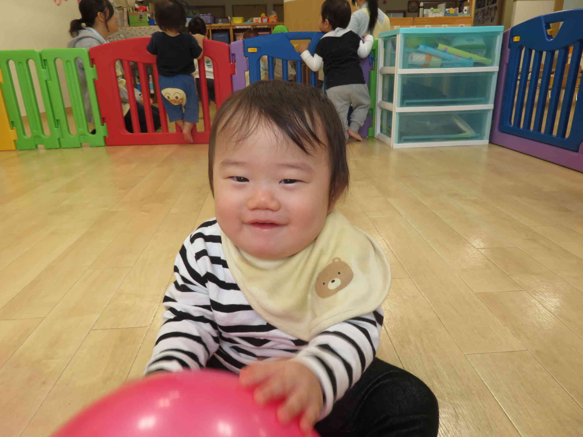 自分だけのボールに満足満足。先生に「ちょうだい」されても渡しません！！