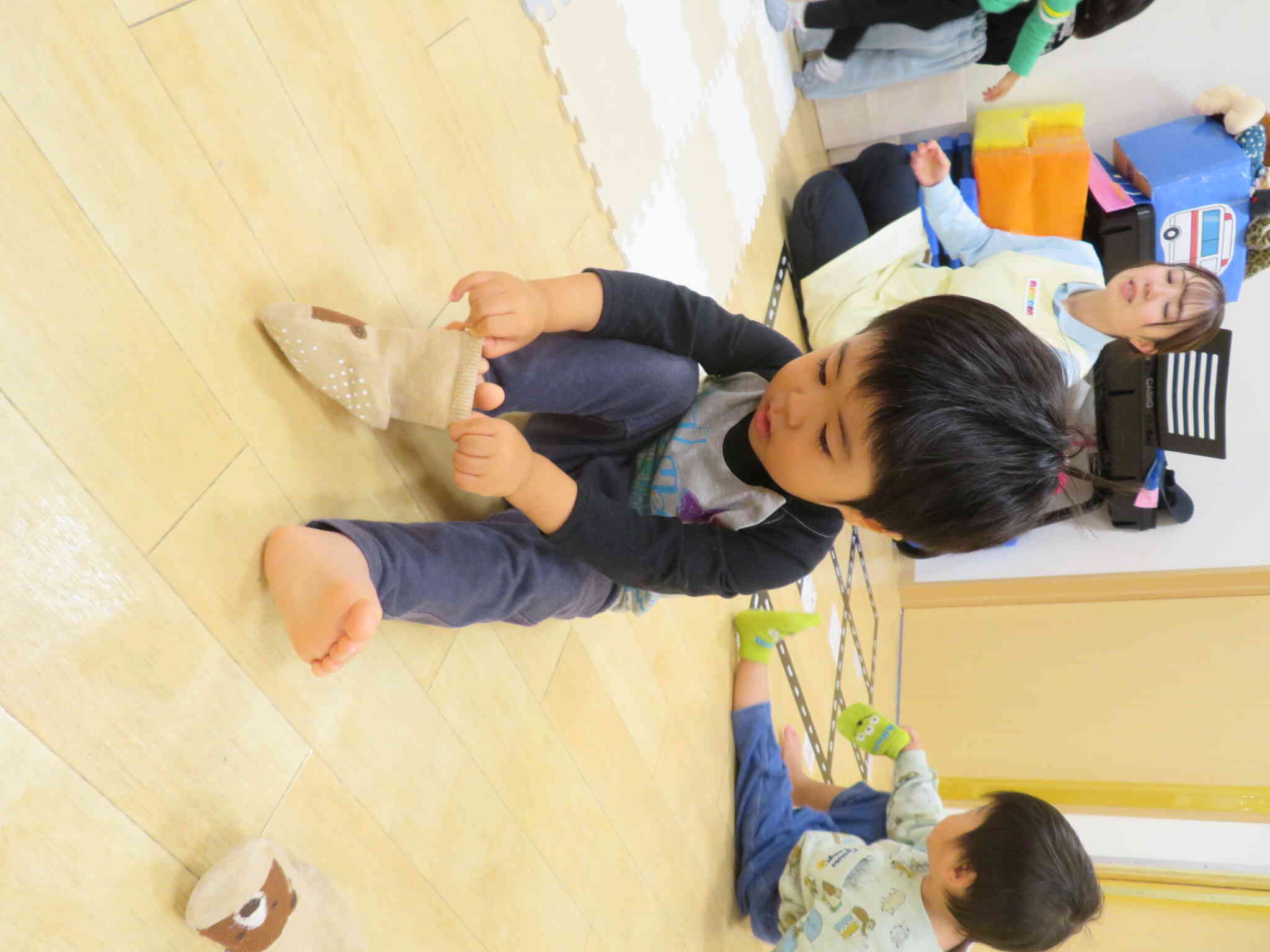 頑張れ！！と、声をかけたくなるほど集中してます。少しずつ一人でできる事が増えてきていますね。