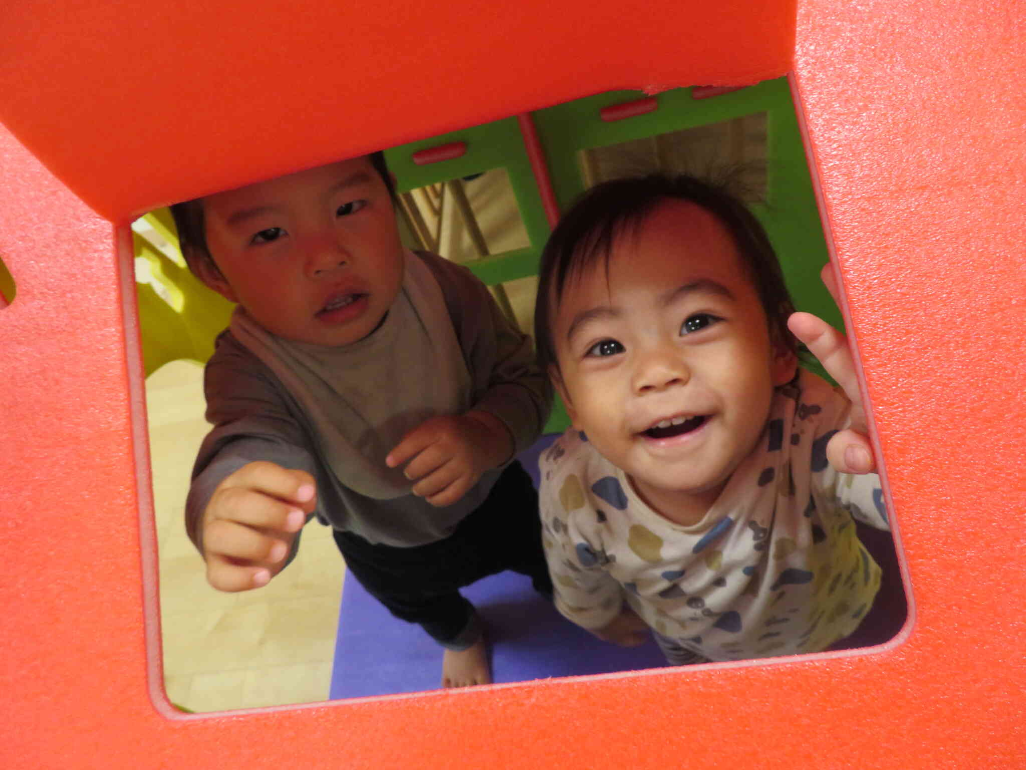 先生の姿を見つけると嬉しくて大はしゃぎ。かくれんぼが大好きなんです☆