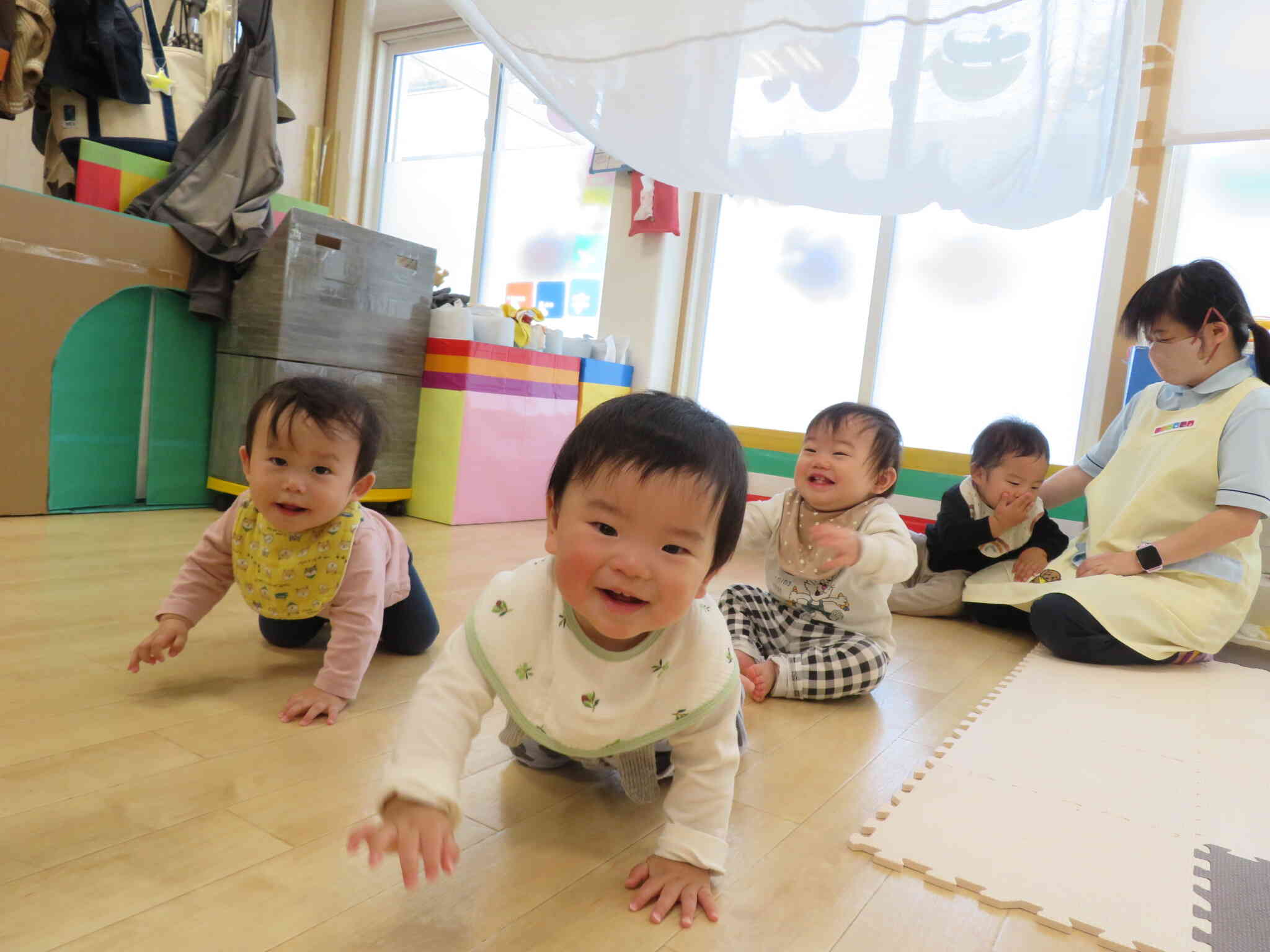 ひよこ組（０歳児）は、お友達が増えてとっても賑やかになりました！！みんな満点の笑顔だね♡