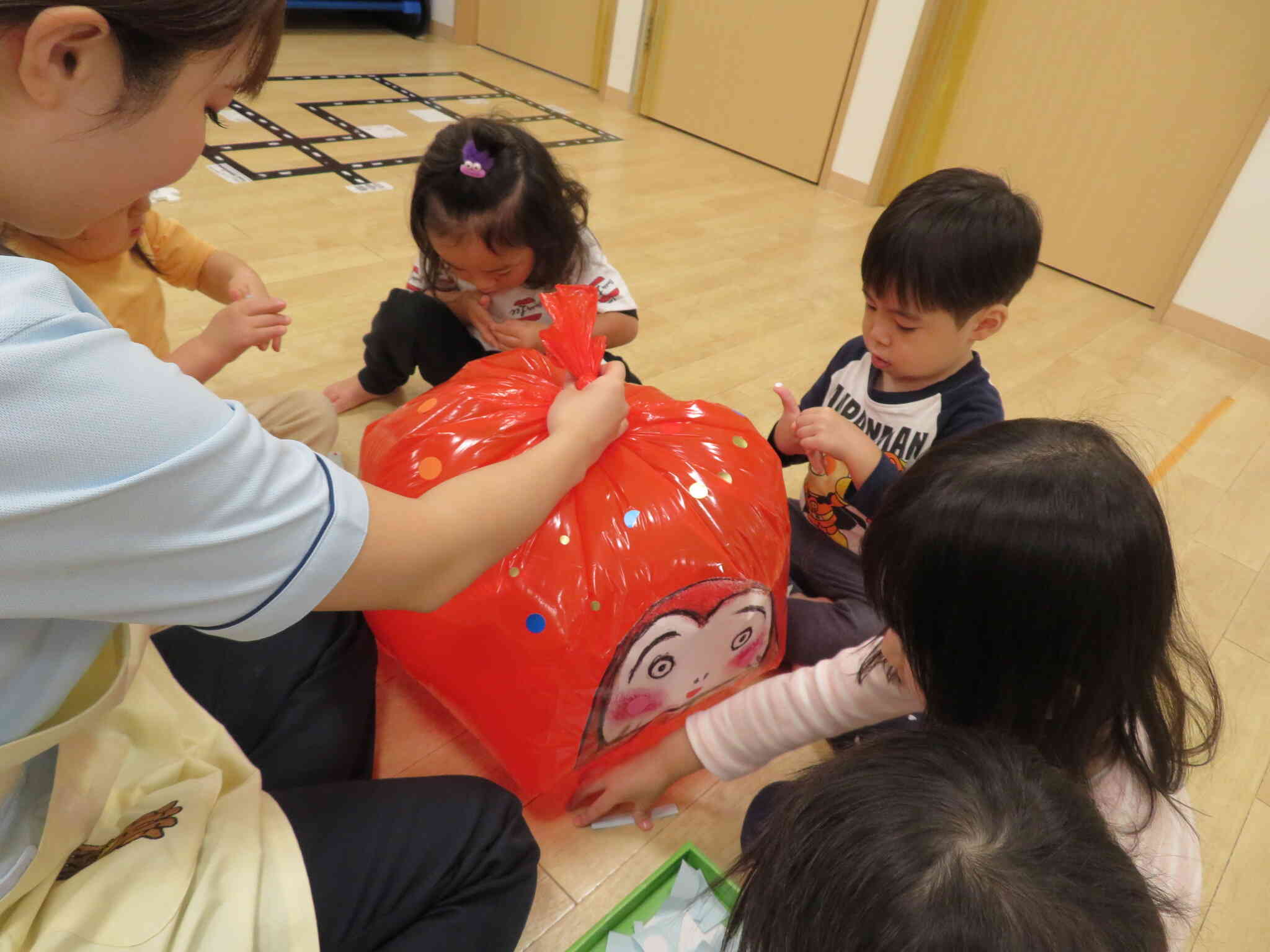 だるまさんの爆弾を作って爆弾ゲームに挑戦！！ルールのある遊びも楽しめるようになってきましたよ☆