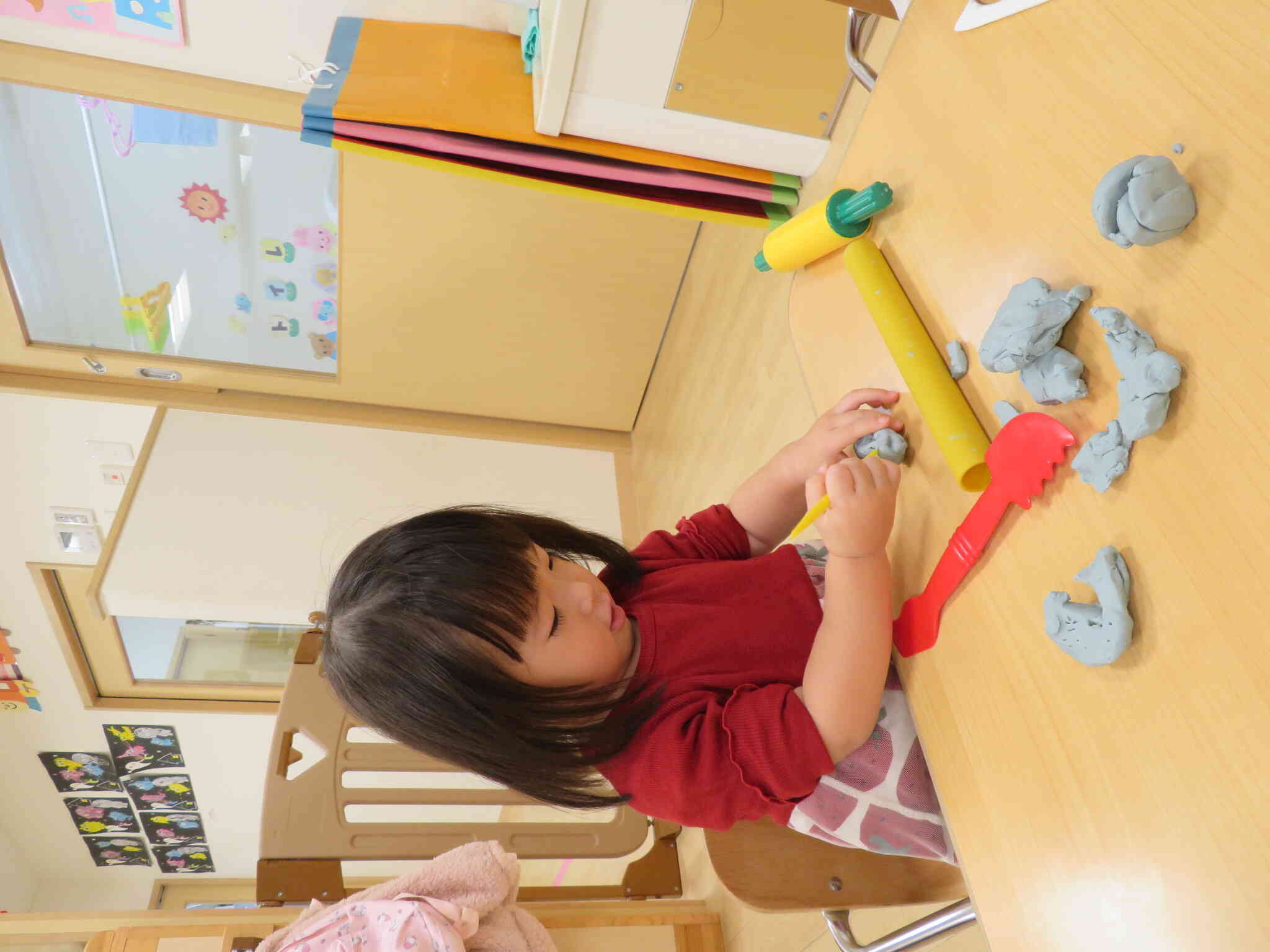 こねこね粘土！子ども達が集中して取り組む粘土遊び。少しずつ力もついてきて、色んな形を作れるようになってきましたよ！