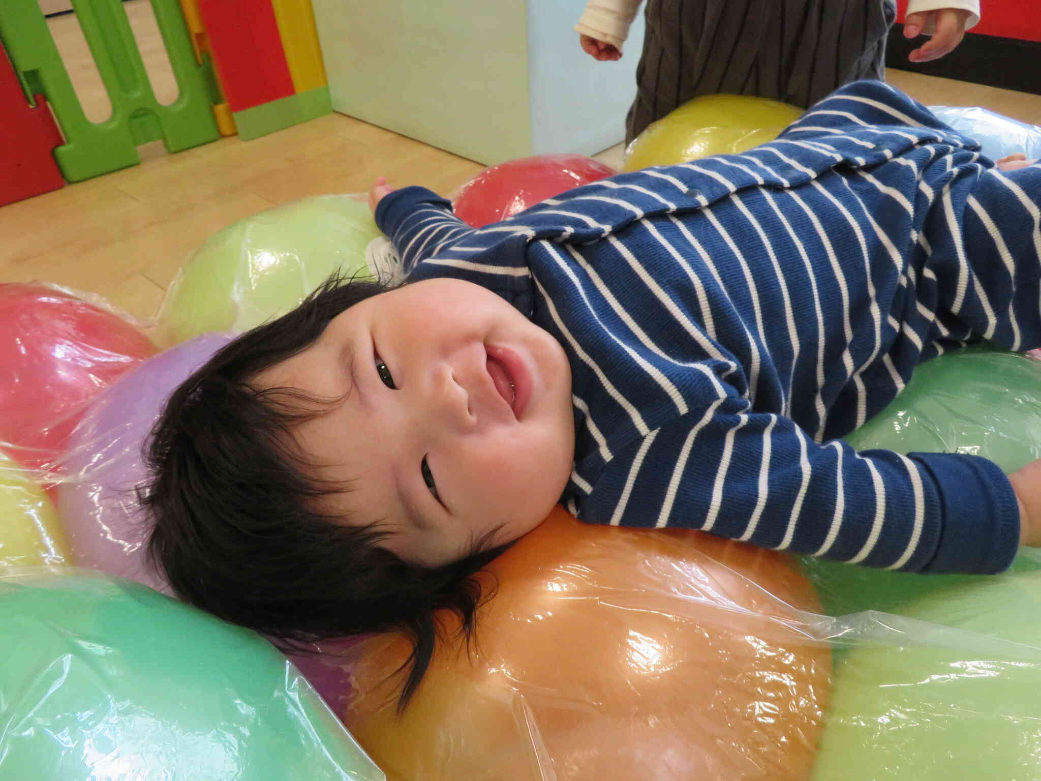 風船の上をボヨヨ～ン♫この笑顔にみんなもつられてニッコリ♡