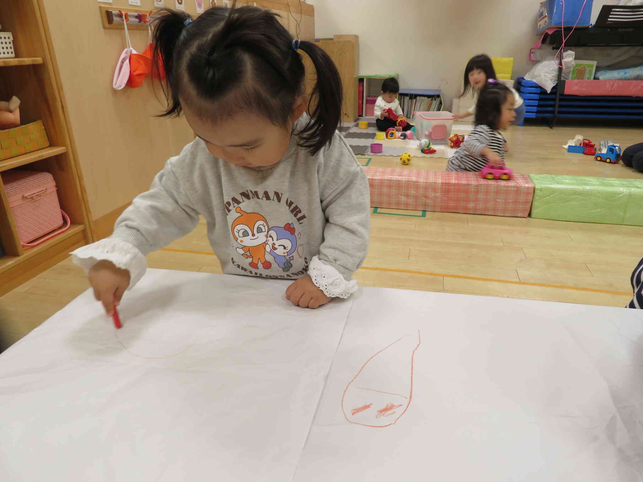 芸術の秋も堪能☆大きな紙に頭の中の世界を描いていきます。