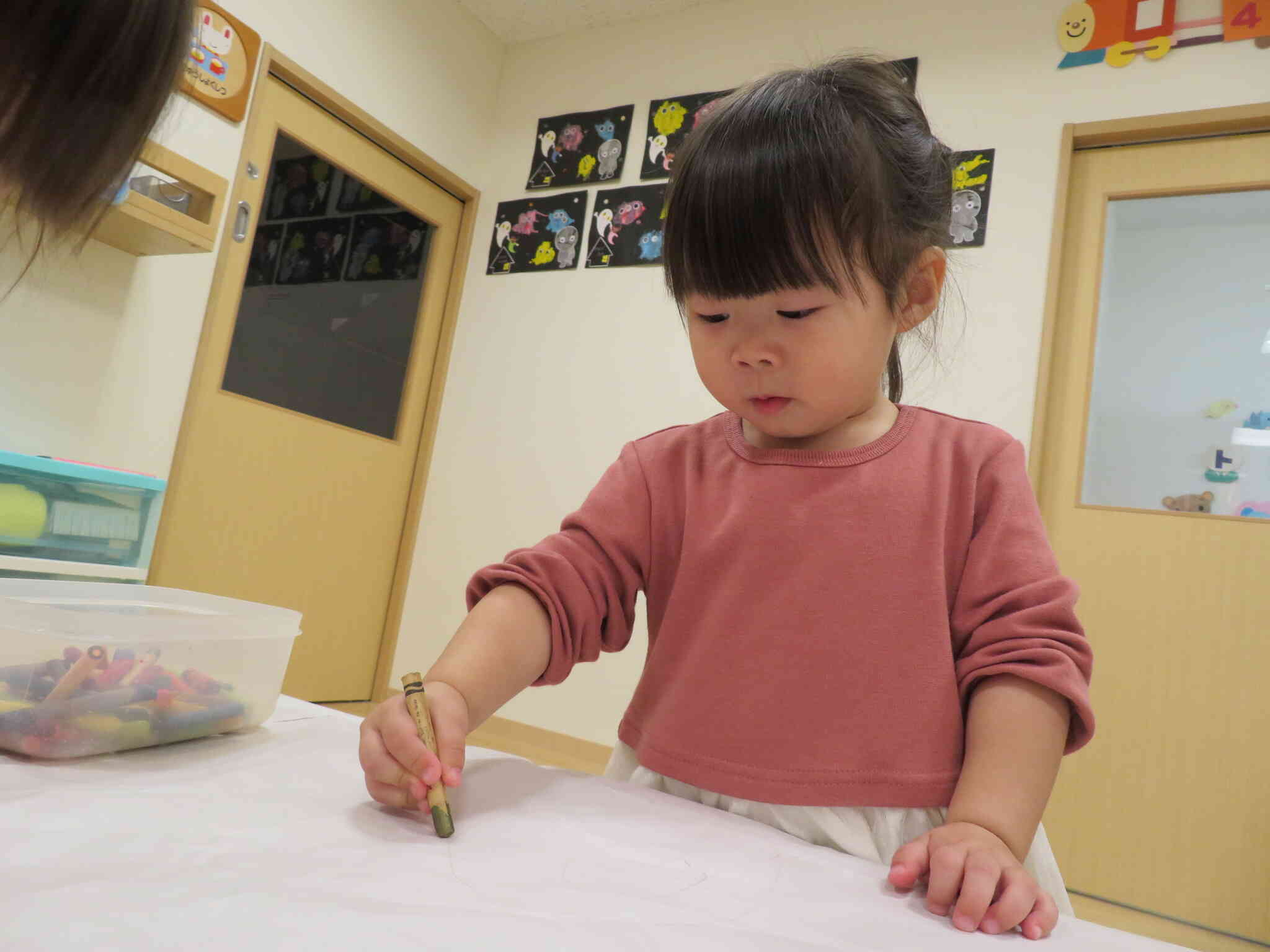 「何描いてるの？」先生とお喋りしながらイメージを膨らませていくんですね♡