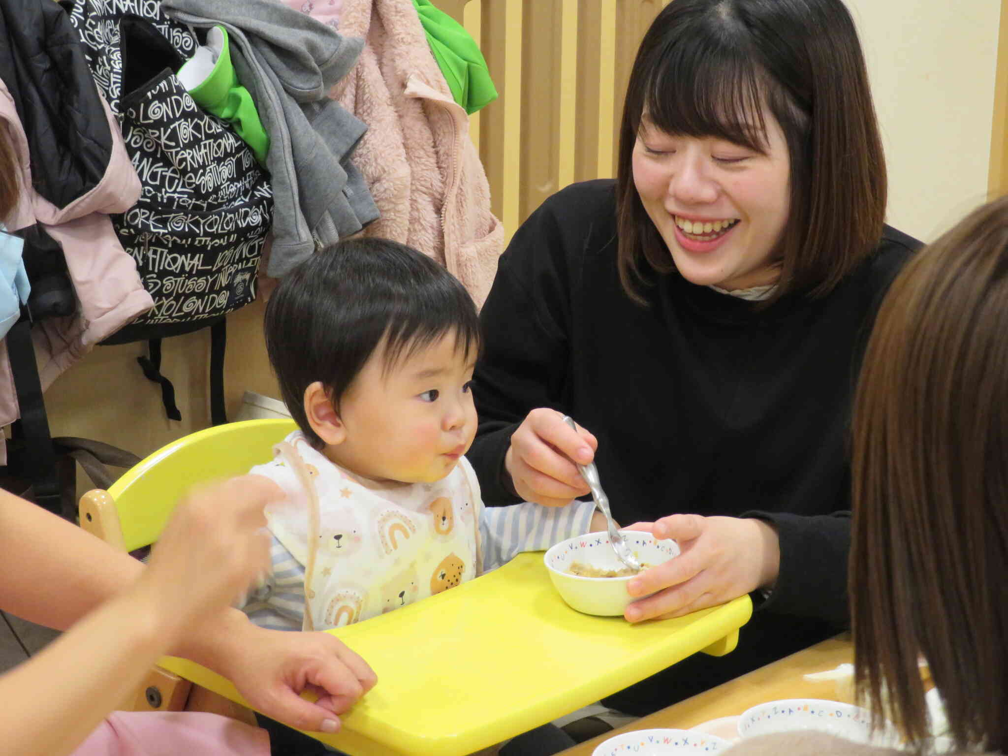 お家とは違う雰囲気で「いただきます」